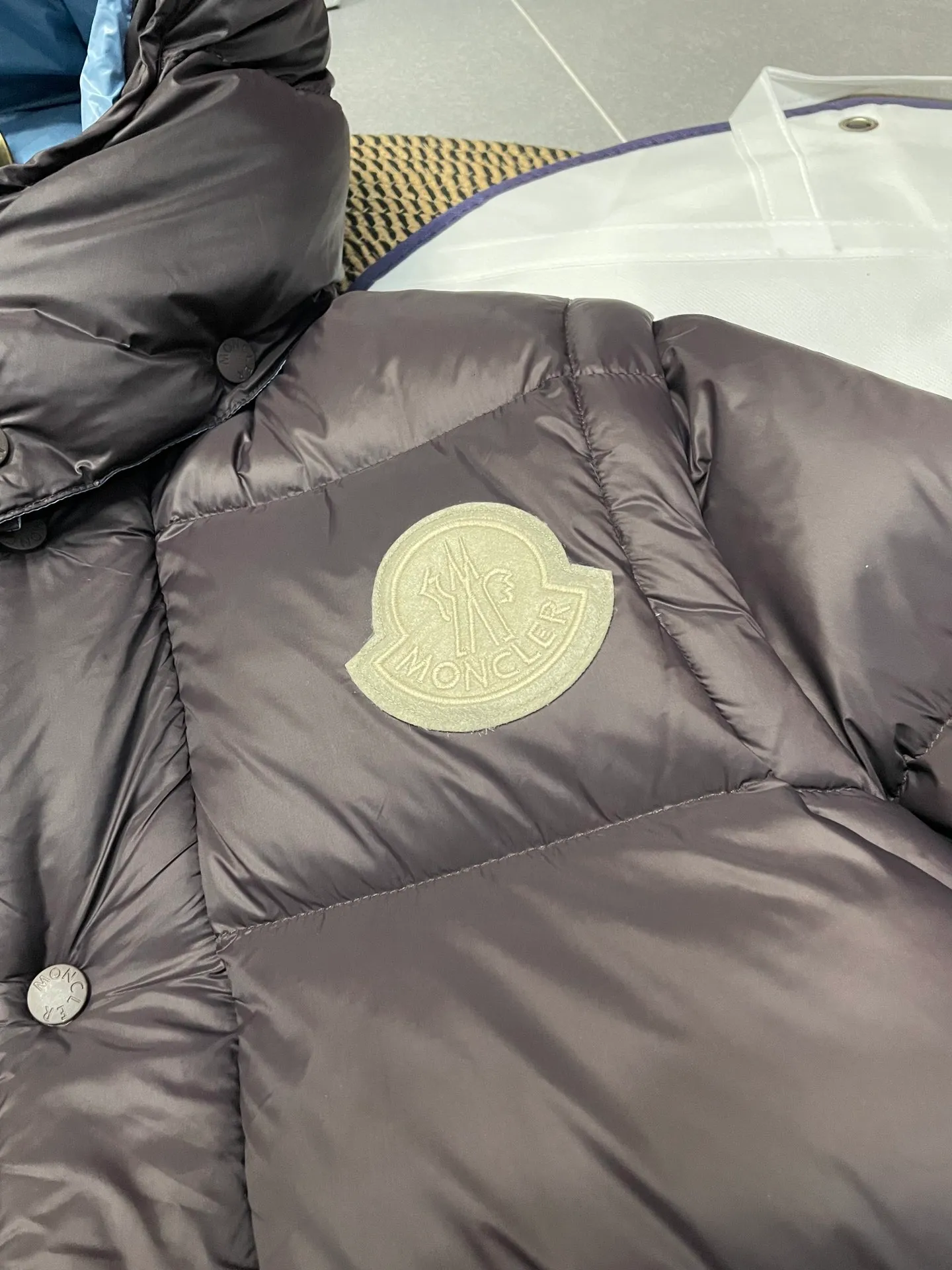 P780 Premium down ⬆️Moncler Cyclone 2-in-1 down jacket. ⚠️Goose down filling, small size filling 320g➕, easy to wear in winter in one piece. Changeable/jacket/hooded vest/stand collar vest/hooded down jacket. The Cyclone down jacket is equipped with detachable sleeves and can be worn as a vest or jacket.  The Cyclone down jacket is a modern take on the classic silhouette of the 1980s, with a new, simple silhouette. This short down jacket is made from nylon and features easily removable sleeves, allowing you to convert the jacket into a vest. A removable hood and contrast lining complete the design. Details •Made from nylon fabric •Nylon laqué lining •Down filling •Removable hood and sleeves •Zip and snap closure •Zip pockets •Elastic cuffs •Elastic drawstring hem Size : 1-5 Black Chocolate Couple.