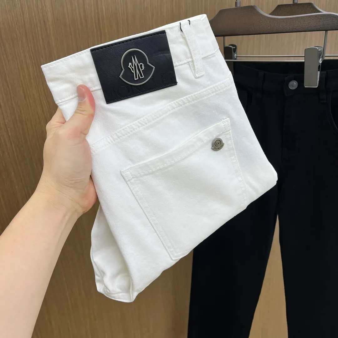 P240 Moncler 25ss🔥New light-colored denim trousers. The best original jeans in the physical store, suitable for all ages. Comfortable, soft and skin-friendly, the upper body effect is super fashionable and versatile, upright and stylish, a wardrobe must-have! Perfect for any occasion. Size: 28-38 (no 35.37)
