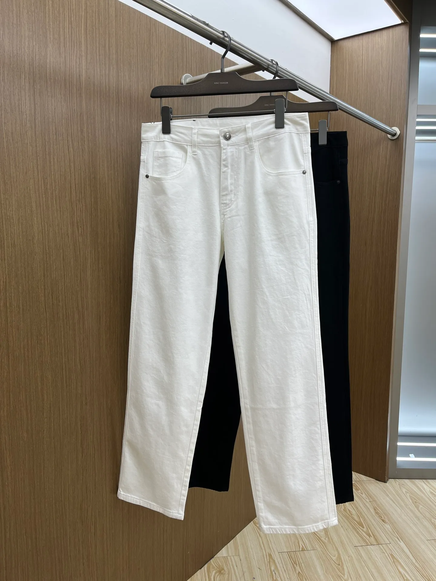 P240 Moncler 25ss🔥New light-colored denim trousers. The best original jeans in the physical store, suitable for all ages. Comfortable, soft and skin-friendly, the upper body effect is super fashionable and versatile, upright and stylish, a wardrobe must-have! Perfect for any occasion. Size: 28-38 (no 35.37)