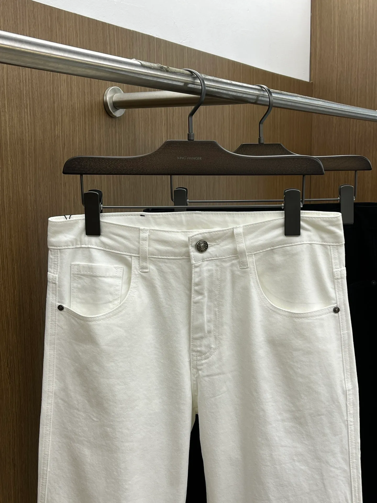 P240 Moncler 25ss🔥New light-colored denim trousers. The best original jeans in the physical store, suitable for all ages. Comfortable, soft and skin-friendly, the upper body effect is super fashionable and versatile, upright and stylish, a wardrobe must-have! Perfect for any occasion. Size: 28-38 (no 35.37)