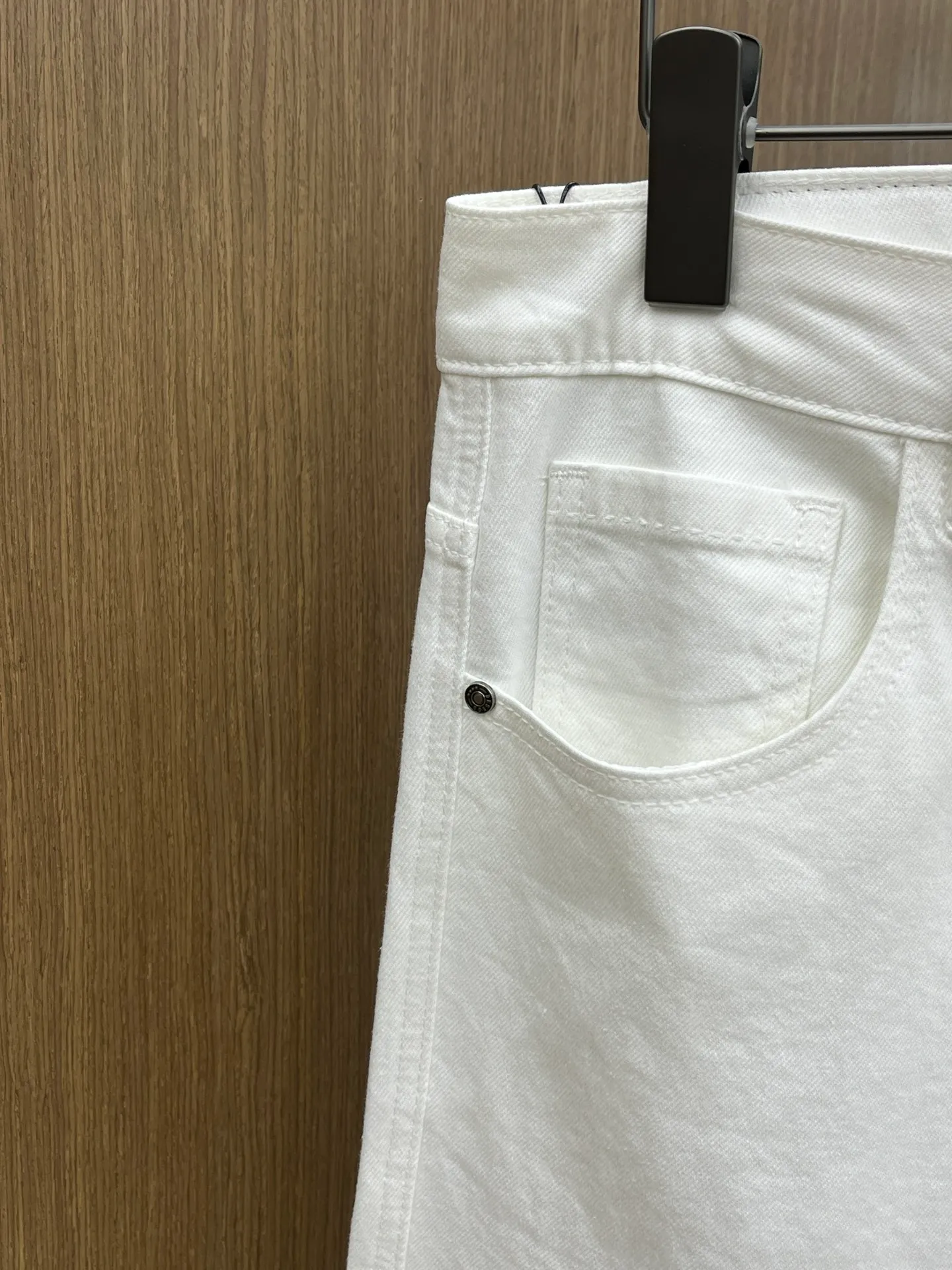 P240 Moncler 25ss🔥New light-colored denim trousers. The best original jeans in the physical store, suitable for all ages. Comfortable, soft and skin-friendly, the upper body effect is super fashionable and versatile, upright and stylish, a wardrobe must-have! Perfect for any occasion. Size: 28-38 (no 35.37)