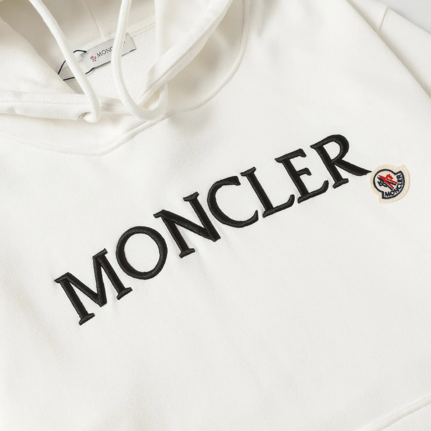 P246 Style number: 853 〈MONCLER〉Mongolian embroidered hooded sweatshirt. The price of the Mongolian sweatshirt is actually quite advantageous. Anyone who has been to the counter should know that the price of the Mongolian hooded sweatshirt is not much cheaper than Gucci Burberry. It is just relatively low-key and unwilling to hype. It is a picture that you want to buy or not. The aloof existence... ✅Original custom-made with logo eyelets and hood ✅460g 100% cotton wool-eating fabric OS version is too big ✅Matched with the original high-weight double yarn thread ✅Correct three-needle and five-thread craftsmanship Chain edge Color: black white sky blue khaki Size S M L