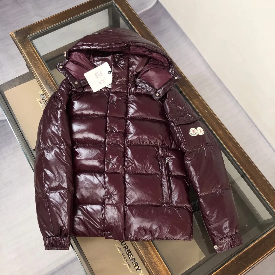 P800 Moncler Maya 70 short down jacket, wooden house brown. The iconic men's Moncler Maya 70 down jacket is highly recognizable and specially designed to celebrate the brand's 70th anniversary. The Moncler Maya down jacket has been reinterpreted specifically to celebrate Moncler's 70th anniversary, and the iconic silhouette has been refreshed in new colors. A classic example of the brand's DNA, it's made from shiny lacquered nylon and embellished with signature rectangular quilting. A classic, cropped design that spans seasons and fashions, the removable hood features a statement silhouette, removable hood and adjustable hem. The sleeves are decorated with the brand's signature classic patch pockets and a patchwork logo designed to celebrate the 70th anniversary. Color: black, ivory white, basalt gray, purple, cabin brown, forest green, code number: 1-2-3-4-5 (M～3xl)