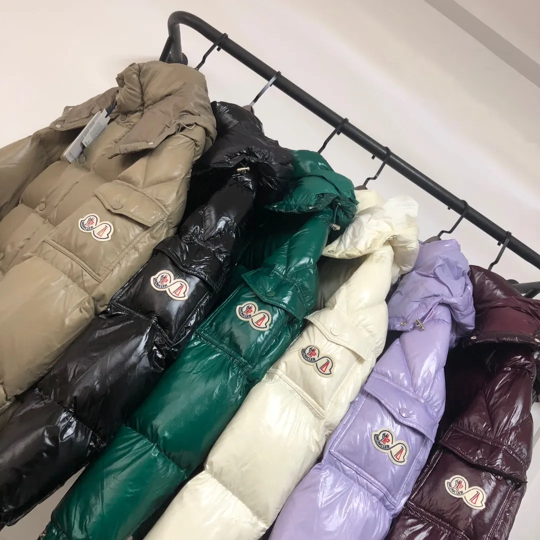 P800 Moncler Maya 70 short down jacket, wooden house brown. The iconic men's Moncler Maya 70 down jacket is highly recognizable and specially designed to celebrate the brand's 70th anniversary. The Moncler Maya down jacket has been reinterpreted specifically to celebrate Moncler's 70th anniversary, and the iconic silhouette has been refreshed in new colors. A classic example of the brand's DNA, it's made from shiny lacquered nylon and embellished with signature rectangular quilting. A classic, cropped design that spans seasons and fashions, the removable hood features a statement silhouette, removable hood and adjustable hem. The sleeves are decorated with the brand's signature classic patch pockets and a patchwork logo designed to celebrate the 70th anniversary. Color: black, ivory white, basalt gray, purple, cabin brown, forest green, code number: 1-2-3-4-5 (M～3xl)