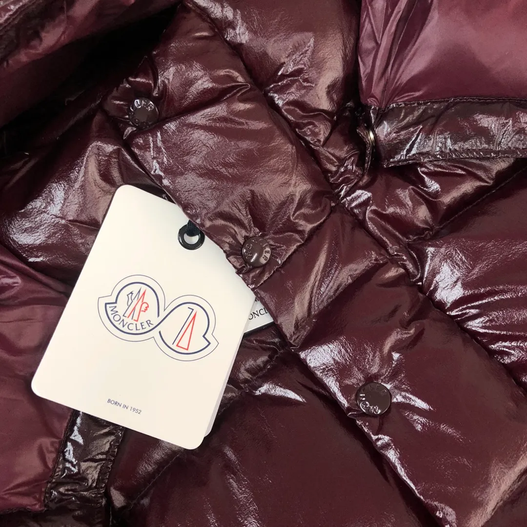 P800 Moncler Maya 70 short down jacket, wooden house brown. The iconic men's Moncler Maya 70 down jacket is highly recognizable and specially designed to celebrate the brand's 70th anniversary. The Moncler Maya down jacket has been reinterpreted specifically to celebrate Moncler's 70th anniversary, and the iconic silhouette has been refreshed in new colors. A classic example of the brand's DNA, it's made from shiny lacquered nylon and embellished with signature rectangular quilting. A classic, cropped design that spans seasons and fashions, the removable hood features a statement silhouette, removable hood and adjustable hem. The sleeves are decorated with the brand's signature classic patch pockets and a patchwork logo designed to celebrate the 70th anniversary. Color: black, ivory white, basalt gray, purple, cabin brown, forest green, code number: 1-2-3-4-5 (M～3xl)