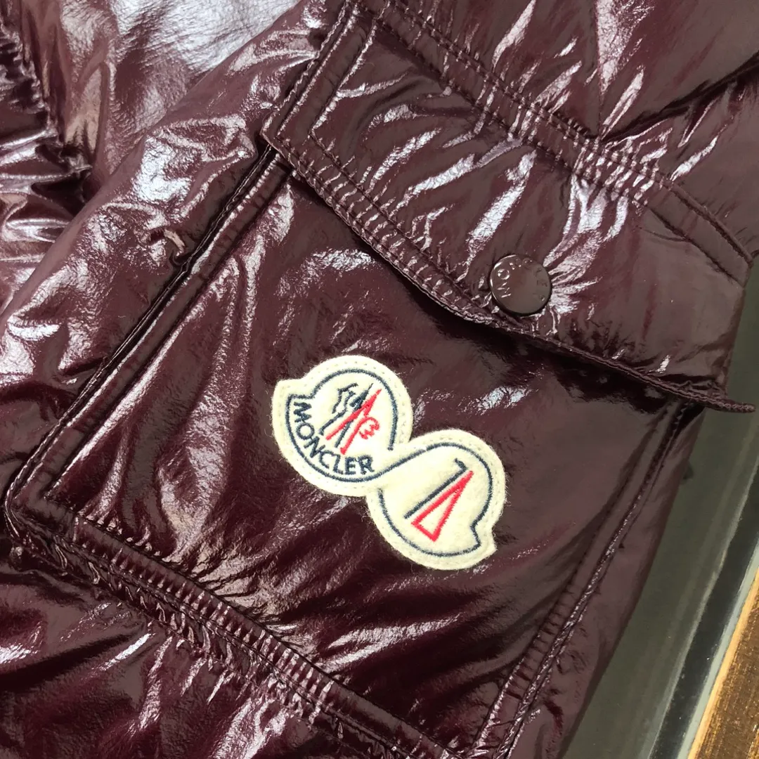 P800 Moncler Maya 70 short down jacket, wooden house brown. The iconic men's Moncler Maya 70 down jacket is highly recognizable and specially designed to celebrate the brand's 70th anniversary. The Moncler Maya down jacket has been reinterpreted specifically to celebrate Moncler's 70th anniversary, and the iconic silhouette has been refreshed in new colors. A classic example of the brand's DNA, it's made from shiny lacquered nylon and embellished with signature rectangular quilting. A classic, cropped design that spans seasons and fashions, the removable hood features a statement silhouette, removable hood and adjustable hem. The sleeves are decorated with the brand's signature classic patch pockets and a patchwork logo designed to celebrate the 70th anniversary. Color: black, ivory white, basalt gray, purple, cabin brown, forest green, code number: 1-2-3-4-5 (M～3xl)
