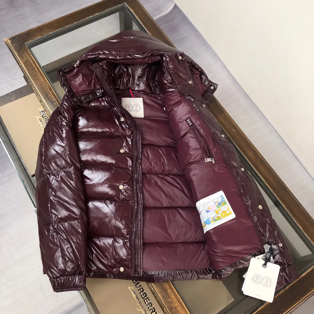 P800 Moncler Maya 70 short down jacket, wooden house brown. The iconic men's Moncler Maya 70 down jacket is highly recognizable and specially designed to celebrate the brand's 70th anniversary. The Moncler Maya down jacket has been reinterpreted specifically to celebrate Moncler's 70th anniversary, and the iconic silhouette has been refreshed in new colors. A classic example of the brand's DNA, it's made from shiny lacquered nylon and embellished with signature rectangular quilting. A classic, cropped design that spans seasons and fashions, the removable hood features a statement silhouette, removable hood and adjustable hem. The sleeves are decorated with the brand's signature classic patch pockets and a patchwork logo designed to celebrate the 70th anniversary. Color: black, ivory white, basalt gray, purple, cabin brown, forest green, code number: 1-2-3-4-5 (M～3xl)