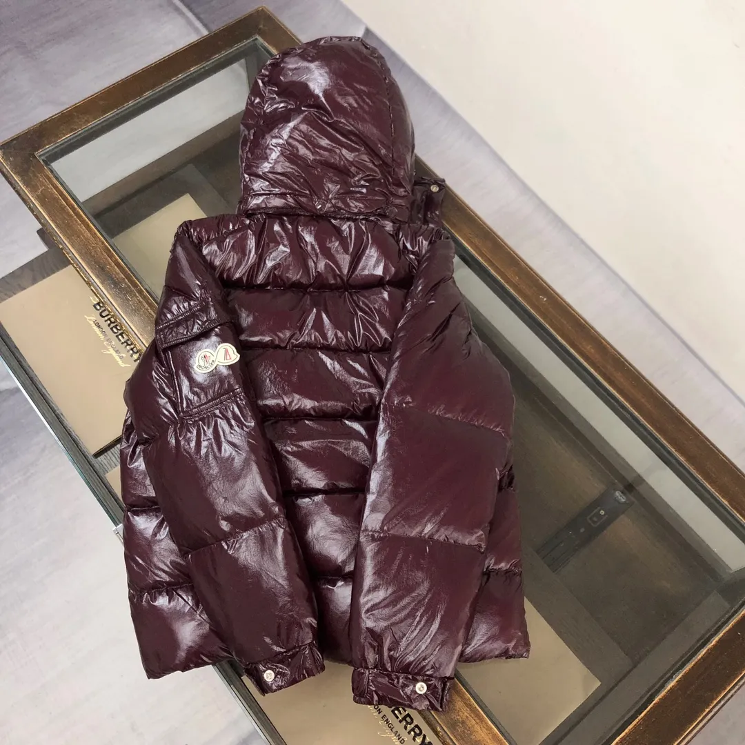 P800 Moncler Maya 70 short down jacket, wooden house brown. The iconic men's Moncler Maya 70 down jacket is highly recognizable and specially designed to celebrate the brand's 70th anniversary. The Moncler Maya down jacket has been reinterpreted specifically to celebrate Moncler's 70th anniversary, and the iconic silhouette has been refreshed in new colors. A classic example of the brand's DNA, it's made from shiny lacquered nylon and embellished with signature rectangular quilting. A classic, cropped design that spans seasons and fashions, the removable hood features a statement silhouette, removable hood and adjustable hem. The sleeves are decorated with the brand's signature classic patch pockets and a patchwork logo designed to celebrate the 70th anniversary. Color: black, ivory white, basalt gray, purple, cabin brown, forest green, code number: 1-2-3-4-5 (M～3xl)