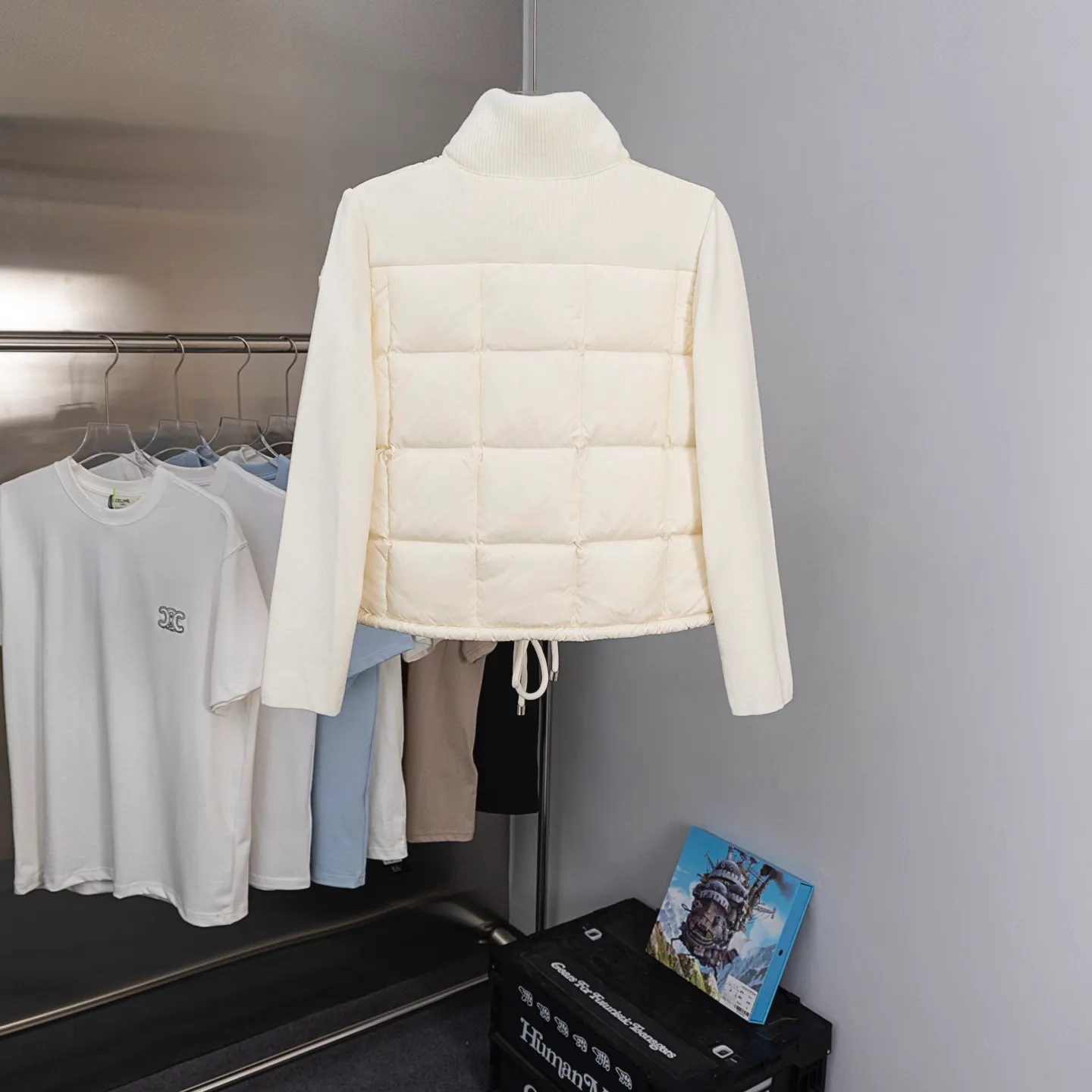 P610 2025 Autumn and Winter New Style🆕Down Jacket Top Purchasing Version Moncler Meng Mouth Autumn and Winter Women's Cardigan Stand Collar Spliced ​​Knitted Down Doll Style Short Down Back Sleeves Knitted Material Upper Body Slimming Spliced ​​Down Jacket Warmth and Age Reducing Bread Cube Checkered Down Jacket Upper Body Simple and Fashionable Hem Drawstring Design Adjustable Version Can Be Weared Alone or Inside Color: Black Milky White