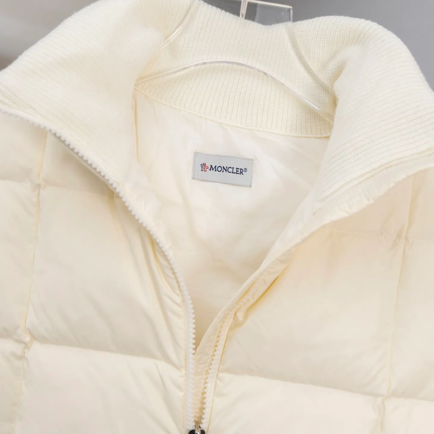 P610 2025 Autumn and Winter New Style🆕Down Jacket Top Purchasing Version Moncler Meng Mouth Autumn and Winter Women's Cardigan Stand Collar Spliced ​​Knitted Down Doll Style Short Down Back Sleeves Knitted Material Upper Body Slimming Spliced ​​Down Jacket Warmth and Age Reducing Bread Cube Checkered Down Jacket Upper Body Simple and Fashionable Hem Drawstring Design Adjustable Version Can Be Weared Alone or Inside Color: Black Milky White