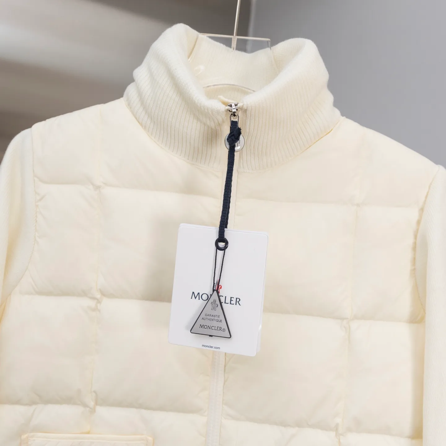 P610 2025 Autumn and Winter New Style🆕Down Jacket Top Purchasing Version Moncler Meng Mouth Autumn and Winter Women's Cardigan Stand Collar Spliced ​​Knitted Down Doll Style Short Down Back Sleeves Knitted Material Upper Body Slimming Spliced ​​Down Jacket Warmth and Age Reducing Bread Cube Checkered Down Jacket Upper Body Simple and Fashionable Hem Drawstring Design Adjustable Version Can Be Weared Alone or Inside Color: Black Milky White