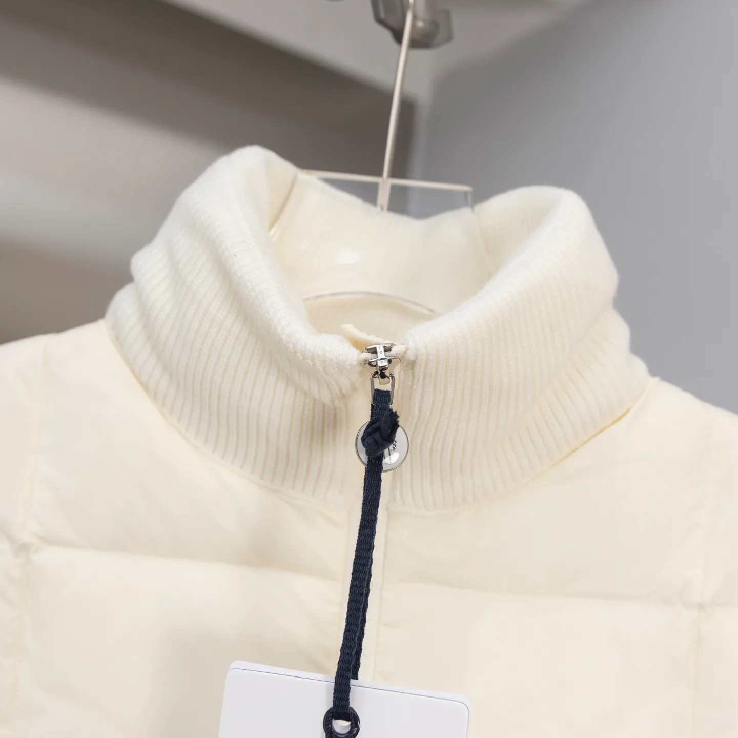 P610 2025 Autumn and Winter New Style🆕Down Jacket Top Purchasing Version Moncler Meng Mouth Autumn and Winter Women's Cardigan Stand Collar Spliced ​​Knitted Down Doll Style Short Down Back Sleeves Knitted Material Upper Body Slimming Spliced ​​Down Jacket Warmth and Age Reducing Bread Cube Checkered Down Jacket Upper Body Simple and Fashionable Hem Drawstring Design Adjustable Version Can Be Weared Alone or Inside Color: Black Milky White