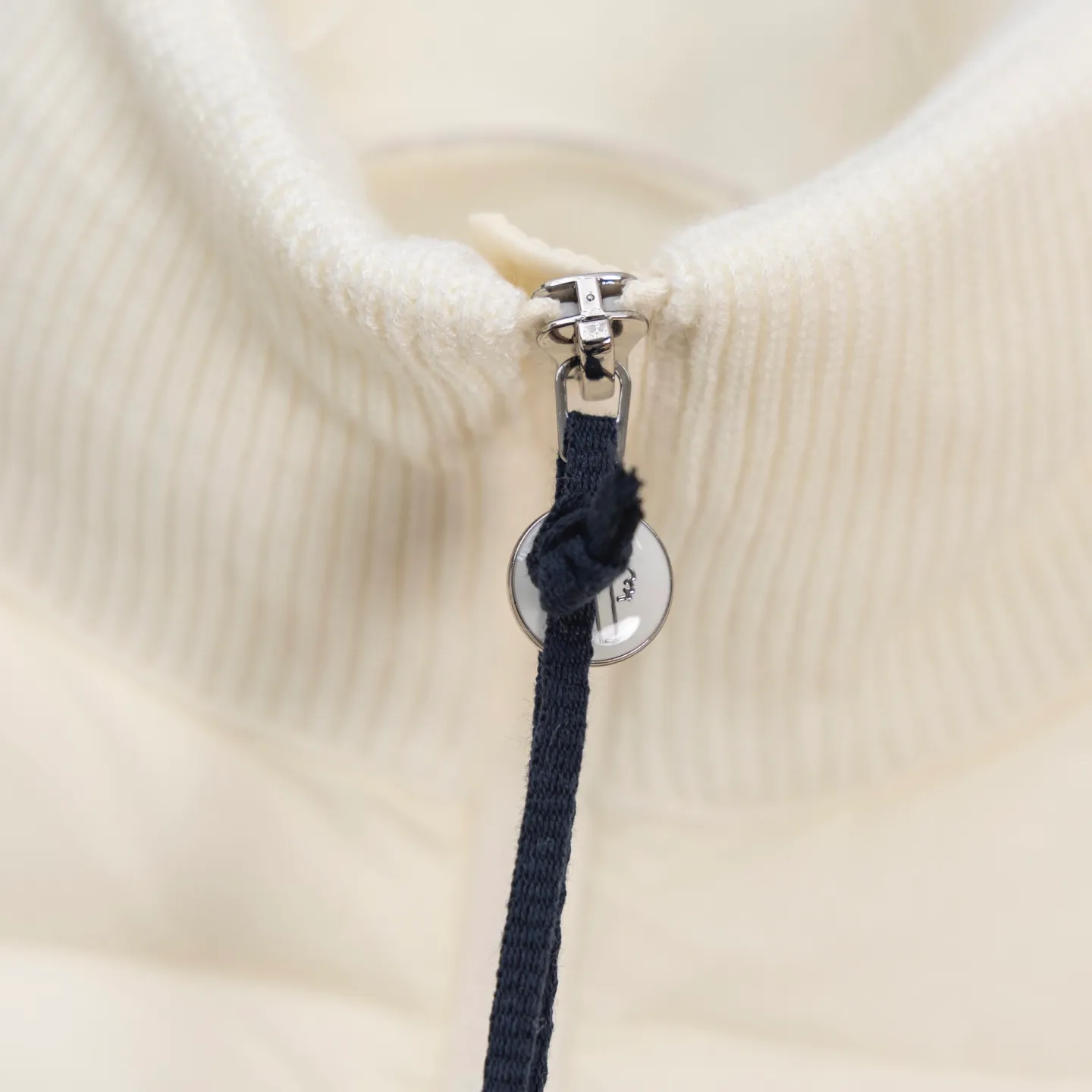 P610 2025 Autumn and Winter New Style🆕Down Jacket Top Purchasing Version Moncler Meng Mouth Autumn and Winter Women's Cardigan Stand Collar Spliced ​​Knitted Down Doll Style Short Down Back Sleeves Knitted Material Upper Body Slimming Spliced ​​Down Jacket Warmth and Age Reducing Bread Cube Checkered Down Jacket Upper Body Simple and Fashionable Hem Drawstring Design Adjustable Version Can Be Weared Alone or Inside Color: Black Milky White