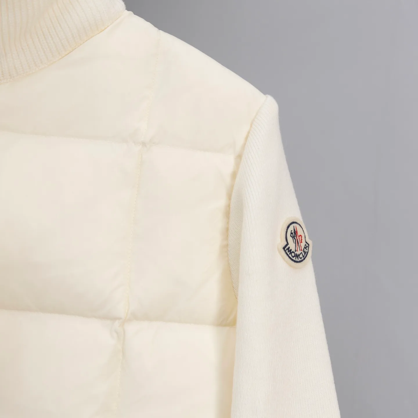 P610 2025 Autumn and Winter New Style🆕Down Jacket Top Purchasing Version Moncler Meng Mouth Autumn and Winter Women's Cardigan Stand Collar Spliced ​​Knitted Down Doll Style Short Down Back Sleeves Knitted Material Upper Body Slimming Spliced ​​Down Jacket Warmth and Age Reducing Bread Cube Checkered Down Jacket Upper Body Simple and Fashionable Hem Drawstring Design Adjustable Version Can Be Weared Alone or Inside Color: Black Milky White