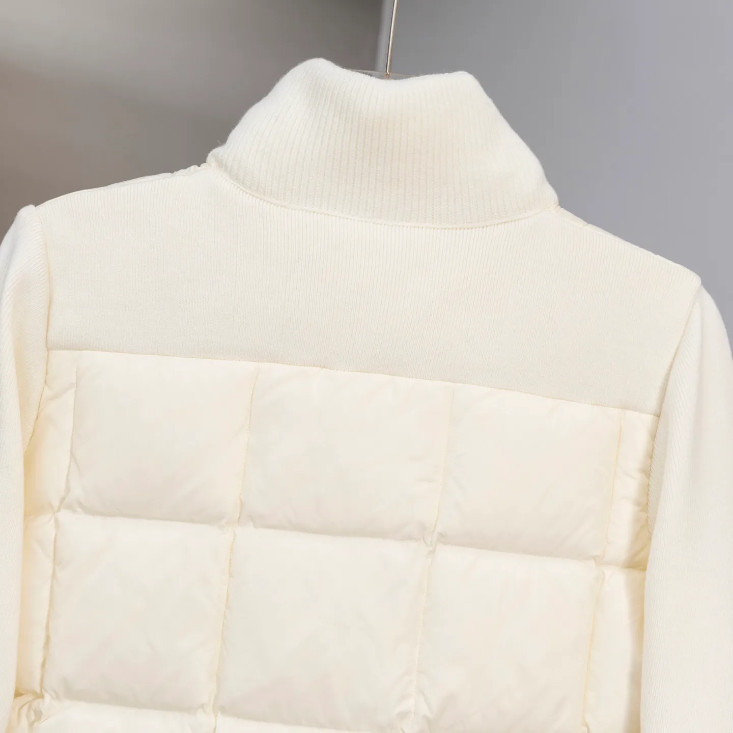 P610 2025 Autumn and Winter New Style🆕Down Jacket Top Purchasing Version Moncler Meng Mouth Autumn and Winter Women's Cardigan Stand Collar Spliced ​​Knitted Down Doll Style Short Down Back Sleeves Knitted Material Upper Body Slimming Spliced ​​Down Jacket Warmth and Age Reducing Bread Cube Checkered Down Jacket Upper Body Simple and Fashionable Hem Drawstring Design Adjustable Version Can Be Weared Alone or Inside Color: Black Milky White