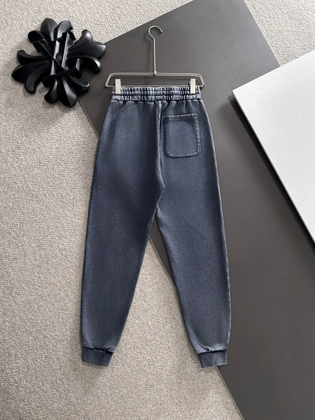 Next day shipment P360 MONCLER/Mongoose Exclusive first release of 25ss autumn and winter new high-quality trousers Compare real-life details at will A perfect choice for autumn and winter. A must-have item. Loose fit. Please refer to the size chart when placing an order: S to XXL (or state your height and weight when placing an order)