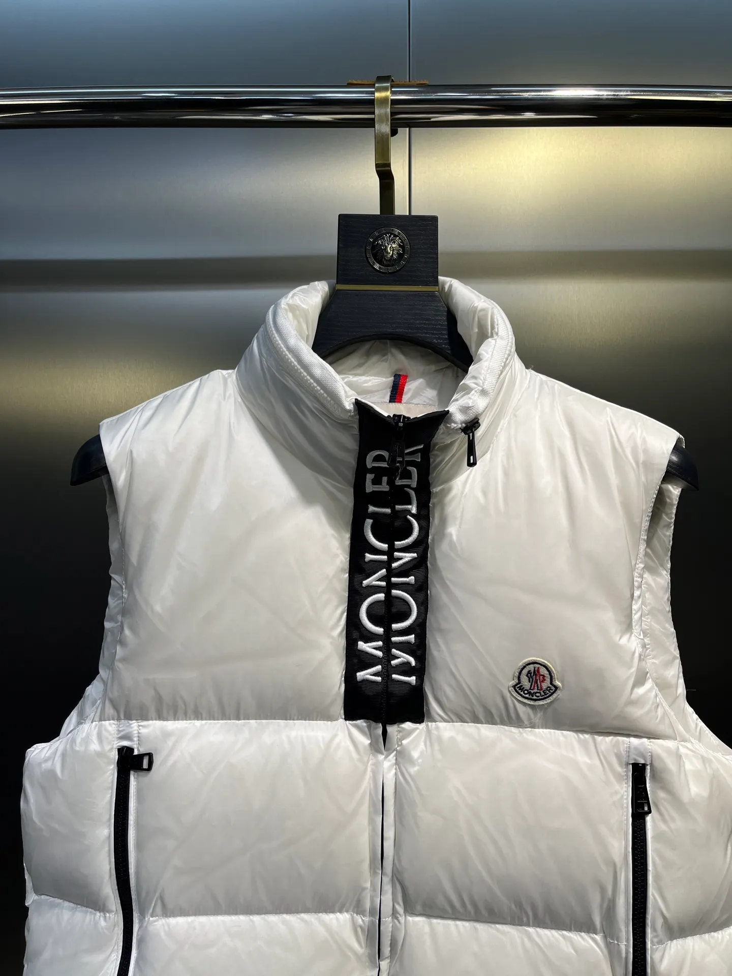 P660 moncler 🌟Mandou Semeru down jacket vest New autumn and winter product Semeru men's down vest Semeru down vest is specially designed for modern men who value functionality and beauty. The quilted design is quite distinctive. Return to pure style. New products for autumn and winter. Short down vest for men and women. Customized with 90% white goose down filling. Tago down vest has a low-key style, streamlined straight cut design, and the pull-out hood can be freely stored in the seamless taped zipper stand collar. Quilted style made of polyester Polyester lining Down filling Pull-out hood Zip closure Zippered pockets Black monogram logo Unique chest zip Size: 1-5