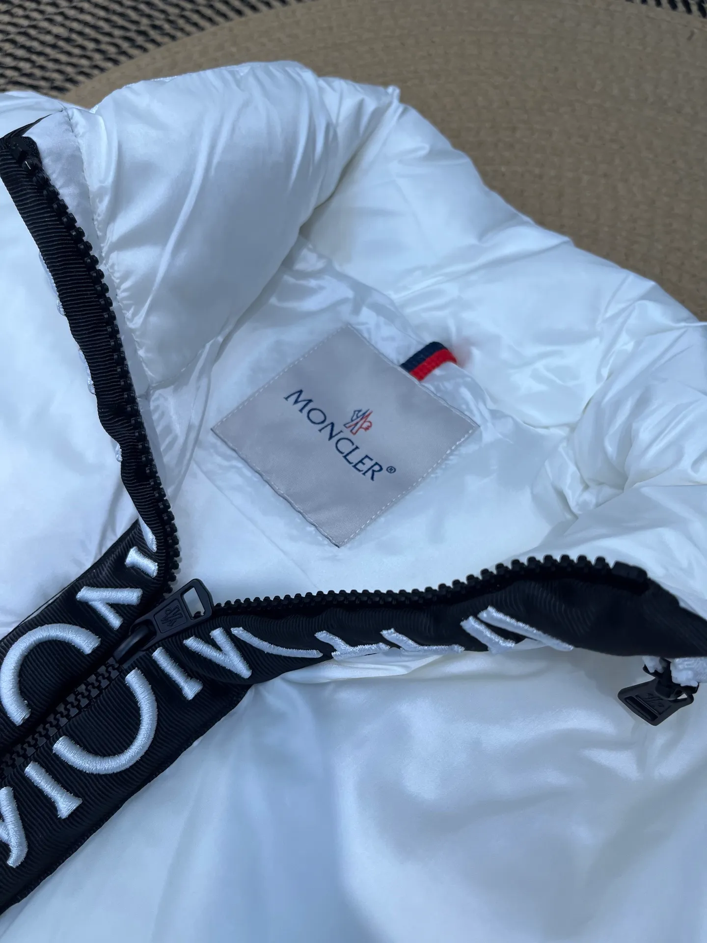 P660 moncler 🌟Mandou Semeru down jacket vest New autumn and winter product Semeru men's down vest Semeru down vest is specially designed for modern men who value functionality and beauty. The quilted design is quite distinctive. Return to pure style. New products for autumn and winter. Short down vest for men and women. Customized with 90% white goose down filling. Tago down vest has a low-key style, streamlined straight cut design, and the pull-out hood can be freely stored in the seamless taped zipper stand collar. Quilted style made of polyester Polyester lining Down filling Pull-out hood Zip closure Zippered pockets Black monogram logo Unique chest zip Size: 1-5