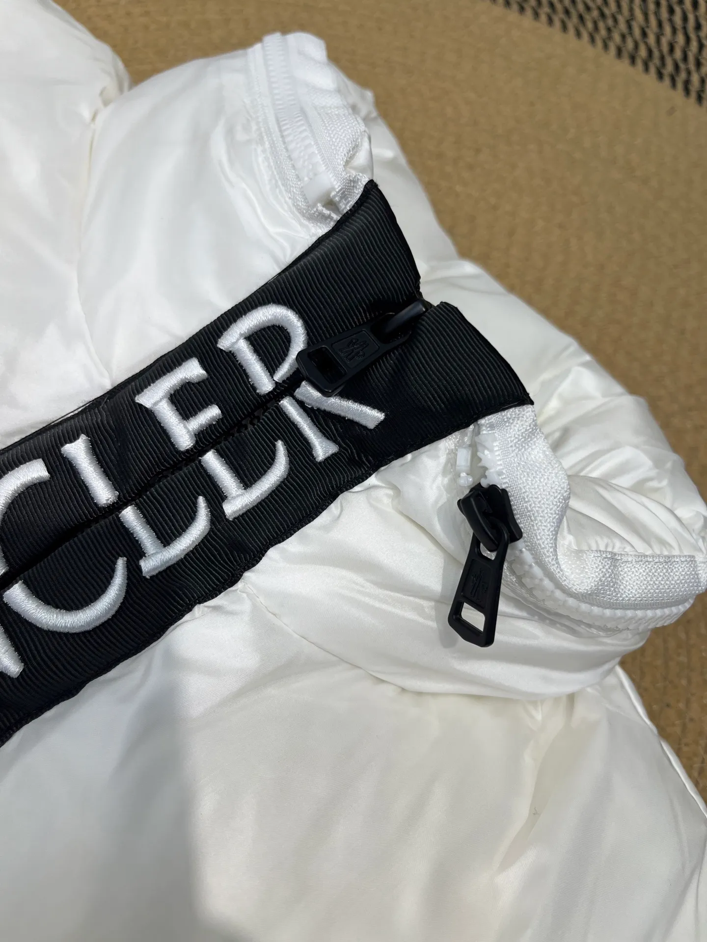 P660 moncler 🌟Mandou Semeru down jacket vest New autumn and winter product Semeru men's down vest Semeru down vest is specially designed for modern men who value functionality and beauty. The quilted design is quite distinctive. Return to pure style. New products for autumn and winter. Short down vest for men and women. Customized with 90% white goose down filling. Tago down vest has a low-key style, streamlined straight cut design, and the pull-out hood can be freely stored in the seamless taped zipper stand collar. Quilted style made of polyester Polyester lining Down filling Pull-out hood Zip closure Zippered pockets Black monogram logo Unique chest zip Size: 1-5