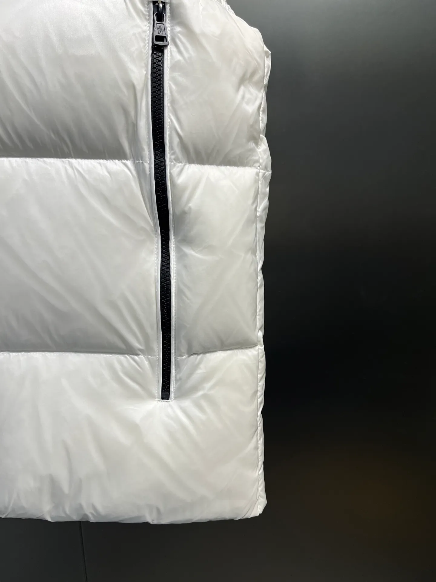 P660 moncler 🌟Mandou Semeru down jacket vest New autumn and winter product Semeru men's down vest Semeru down vest is specially designed for modern men who value functionality and beauty. The quilted design is quite distinctive. Return to pure style. New products for autumn and winter. Short down vest for men and women. Customized with 90% white goose down filling. Tago down vest has a low-key style, streamlined straight cut design, and the pull-out hood can be freely stored in the seamless taped zipper stand collar. Quilted style made of polyester Polyester lining Down filling Pull-out hood Zip closure Zippered pockets Black monogram logo Unique chest zip Size: 1-5