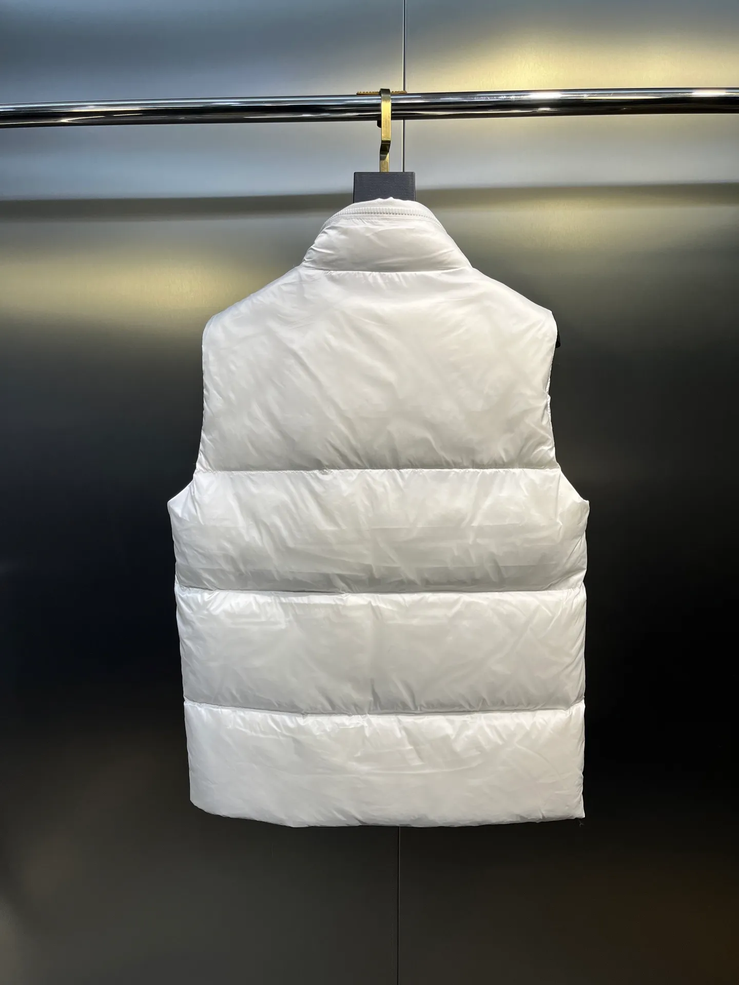 P660 moncler 🌟Mandou Semeru down jacket vest New autumn and winter product Semeru men's down vest Semeru down vest is specially designed for modern men who value functionality and beauty. The quilted design is quite distinctive. Return to pure style. New products for autumn and winter. Short down vest for men and women. Customized with 90% white goose down filling. Tago down vest has a low-key style, streamlined straight cut design, and the pull-out hood can be freely stored in the seamless taped zipper stand collar. Quilted style made of polyester Polyester lining Down filling Pull-out hood Zip closure Zippered pockets Black monogram logo Unique chest zip Size: 1-5
