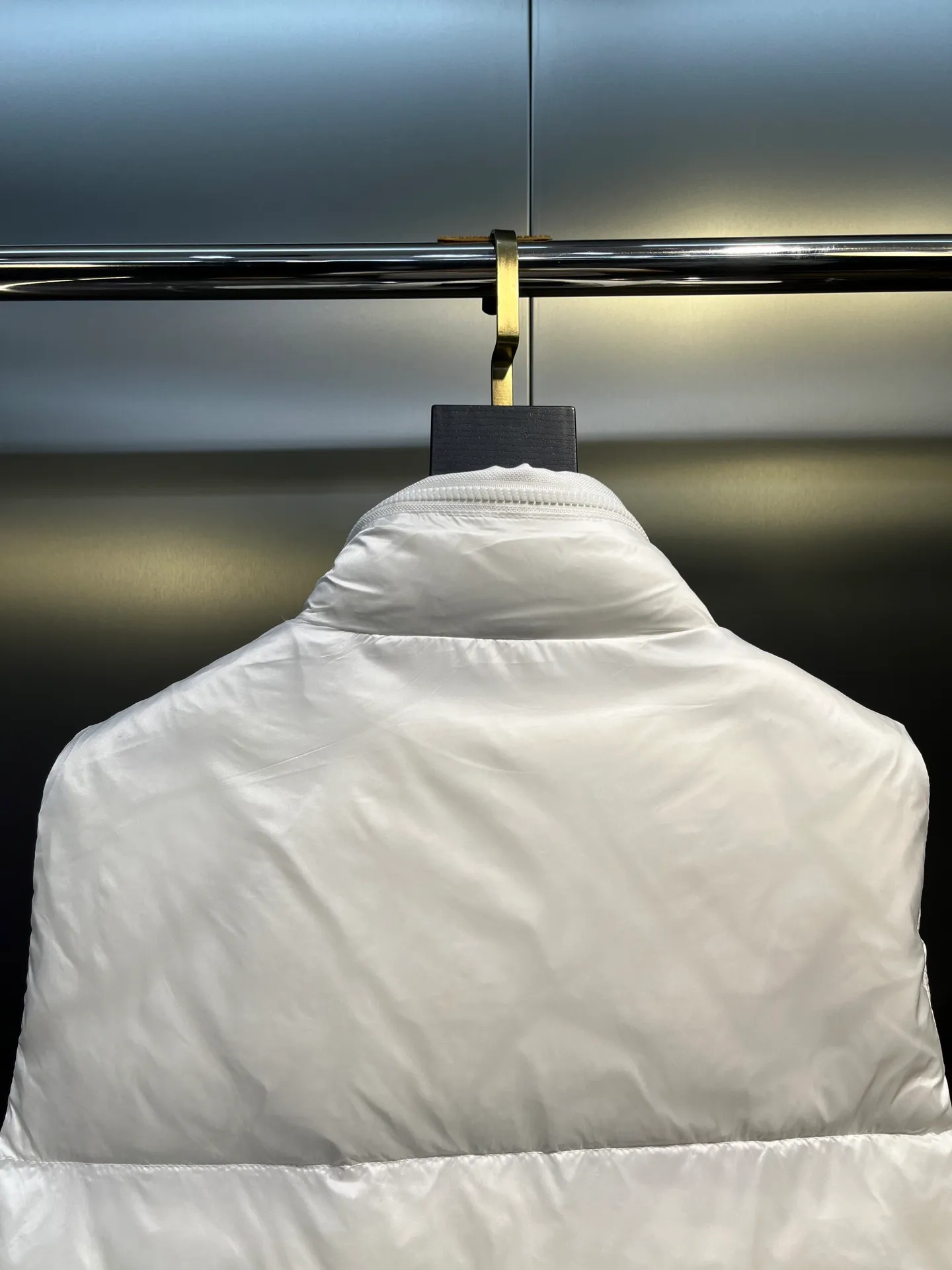 P660 moncler 🌟Mandou Semeru down jacket vest New autumn and winter product Semeru men's down vest Semeru down vest is specially designed for modern men who value functionality and beauty. The quilted design is quite distinctive. Return to pure style. New products for autumn and winter. Short down vest for men and women. Customized with 90% white goose down filling. Tago down vest has a low-key style, streamlined straight cut design, and the pull-out hood can be freely stored in the seamless taped zipper stand collar. Quilted style made of polyester Polyester lining Down filling Pull-out hood Zip closure Zippered pockets Black monogram logo Unique chest zip Size: 1-5