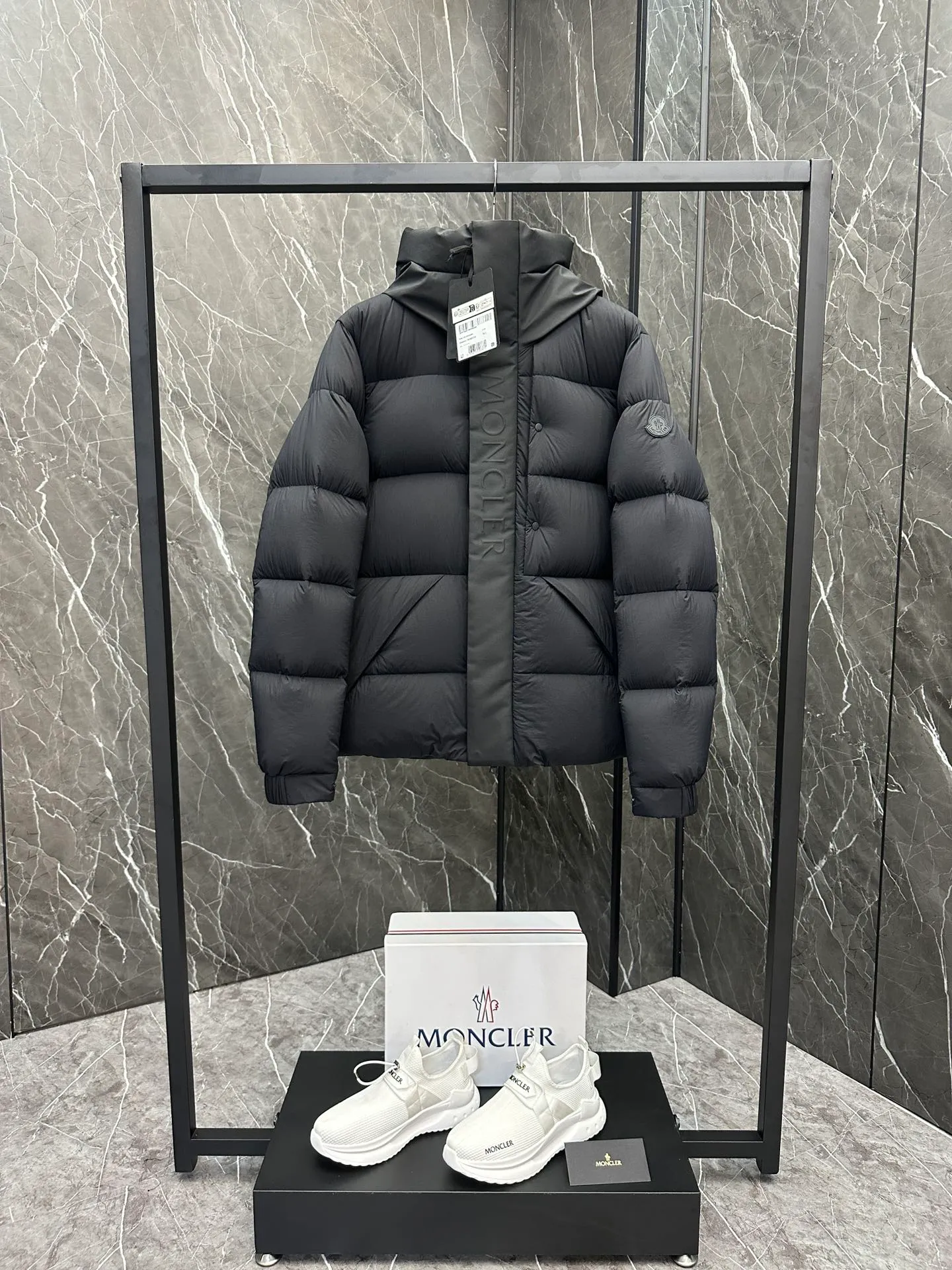 P760 Style number: Y125 Moncler Madeira short men's Madeira down jacket is specially designed for modern men who value functionality and beauty. It is suitable for wearing in various occasions such as street or skiing. Made from functional, tight nylon longue saison fabric with a padded hood and windshield for added protection. Details •Made in longue saison fabric •Nylon laqué lining •Filled with down •Hood •Embossed logo lettering •Snap and zipper closure •Pockets with zippers and snaps •Elastic drawstring hem •Logo patch Size: 1-5 Color: Black Gray White