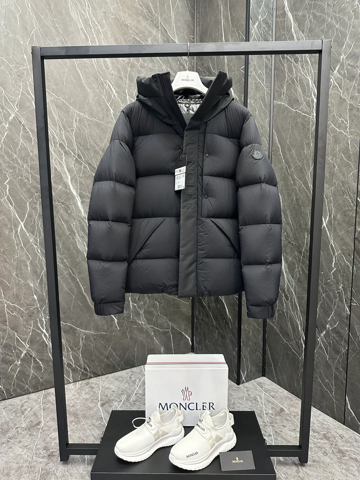 P760 Style number: Y125 Moncler Madeira short men's Madeira down jacket is specially designed for modern men who value functionality and beauty. It is suitable for wearing in various occasions such as street or skiing. Made from functional, tight nylon longue saison fabric with a padded hood and windshield for added protection. Details •Made in longue saison fabric •Nylon laqué lining •Filled with down •Hood •Embossed logo lettering •Snap and zipper closure •Pockets with zippers and snaps •Elastic drawstring hem •Logo patch Size: 1-5 Color: Black Gray White