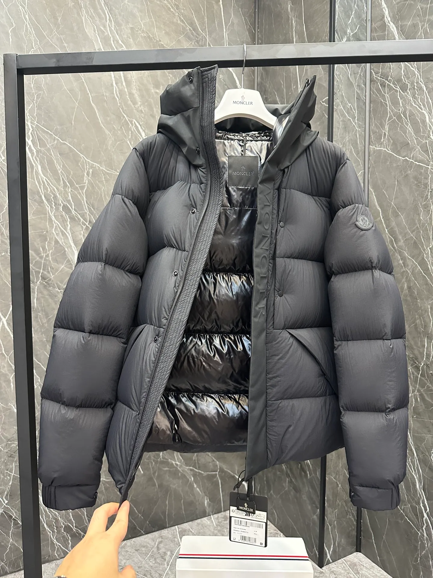 P760 Style number: Y125 Moncler Madeira short men's Madeira down jacket is specially designed for modern men who value functionality and beauty. It is suitable for wearing in various occasions such as street or skiing. Made from functional, tight nylon longue saison fabric with a padded hood and windshield for added protection. Details •Made in longue saison fabric •Nylon laqué lining •Filled with down •Hood •Embossed logo lettering •Snap and zipper closure •Pockets with zippers and snaps •Elastic drawstring hem •Logo patch Size: 1-5 Color: Black Gray White