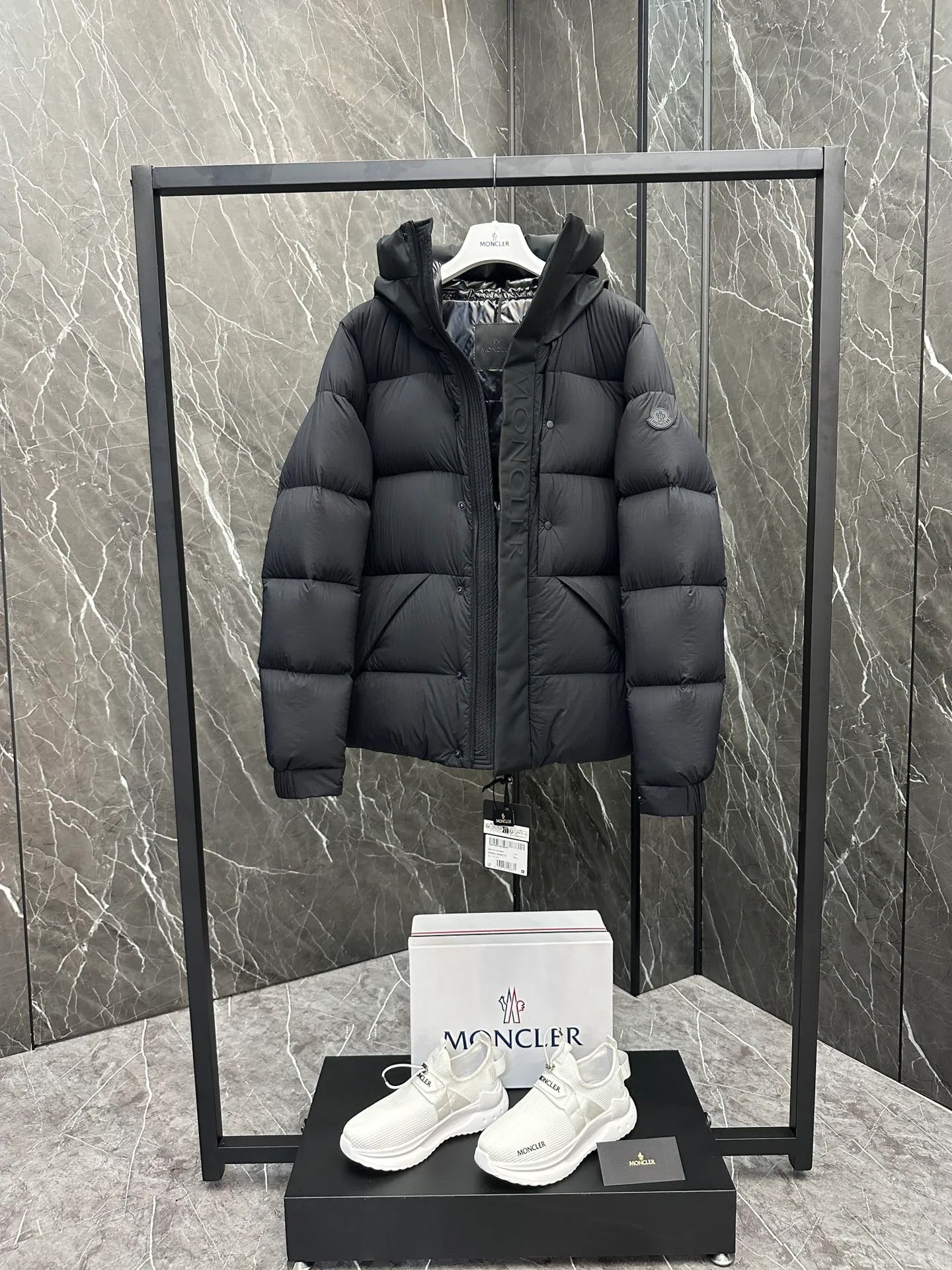 P760 Style number: Y125 Moncler Madeira short men's Madeira down jacket is specially designed for modern men who value functionality and beauty. It is suitable for wearing in various occasions such as street or skiing. Made from functional, tight nylon longue saison fabric with a padded hood and windshield for added protection. Details •Made in longue saison fabric •Nylon laqué lining •Filled with down •Hood •Embossed logo lettering •Snap and zipper closure •Pockets with zippers and snaps •Elastic drawstring hem •Logo patch Size: 1-5 Color: Black Gray White