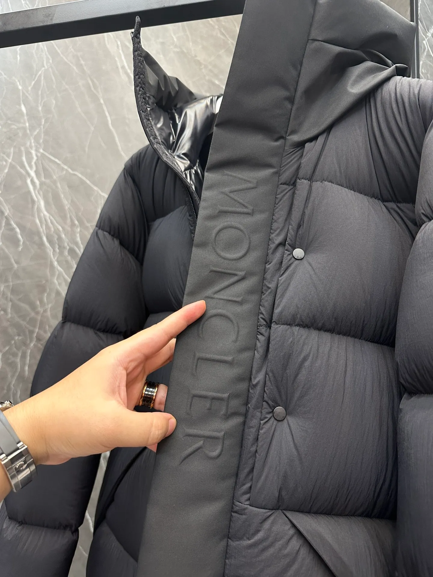P760 Style number: Y125 Moncler Madeira short men's Madeira down jacket is specially designed for modern men who value functionality and beauty. It is suitable for wearing in various occasions such as street or skiing. Made from functional, tight nylon longue saison fabric with a padded hood and windshield for added protection. Details •Made in longue saison fabric •Nylon laqué lining •Filled with down •Hood •Embossed logo lettering •Snap and zipper closure •Pockets with zippers and snaps •Elastic drawstring hem •Logo patch Size: 1-5 Color: Black Gray White