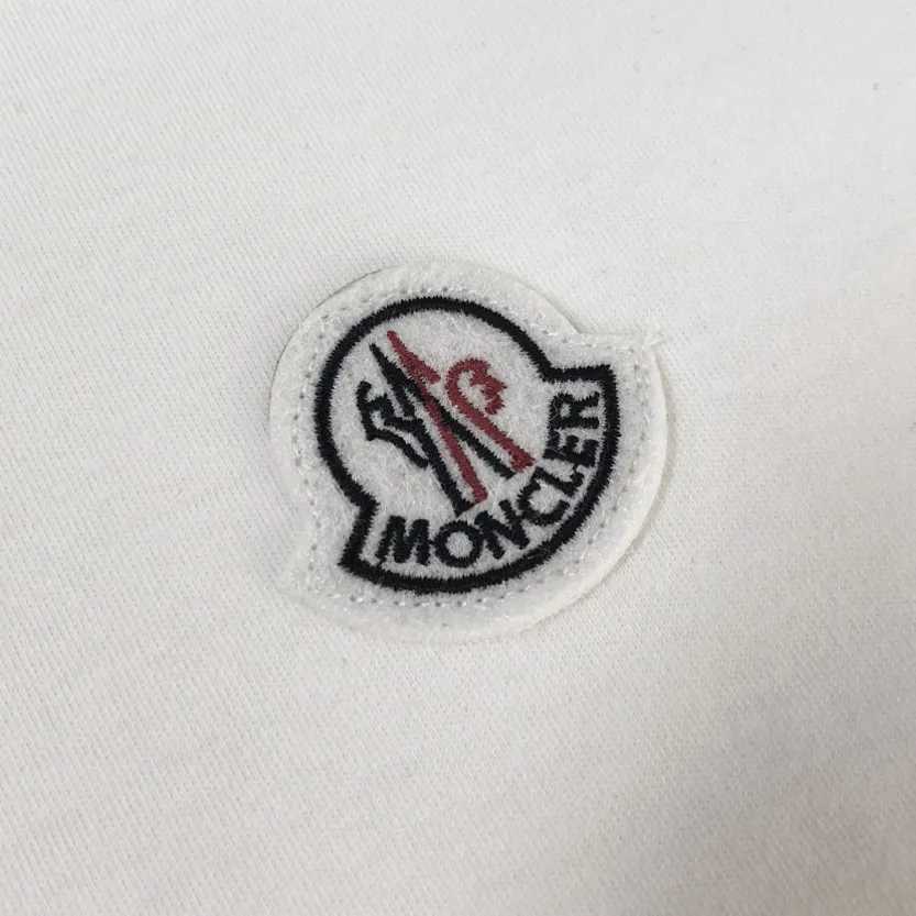 P180, a non-off-the-shelf model, you can trust it. Moncler printed long-sleeved T-shirt, 240g breathable cotton fabric, very soft and comfortable texture, does not shrink, does not deform, does not ball), can be worn alone as a base layer. Original customized accessories, collar label, care mark, hangtag, packaging (perfect details) Color: White Black Size: XS S M L