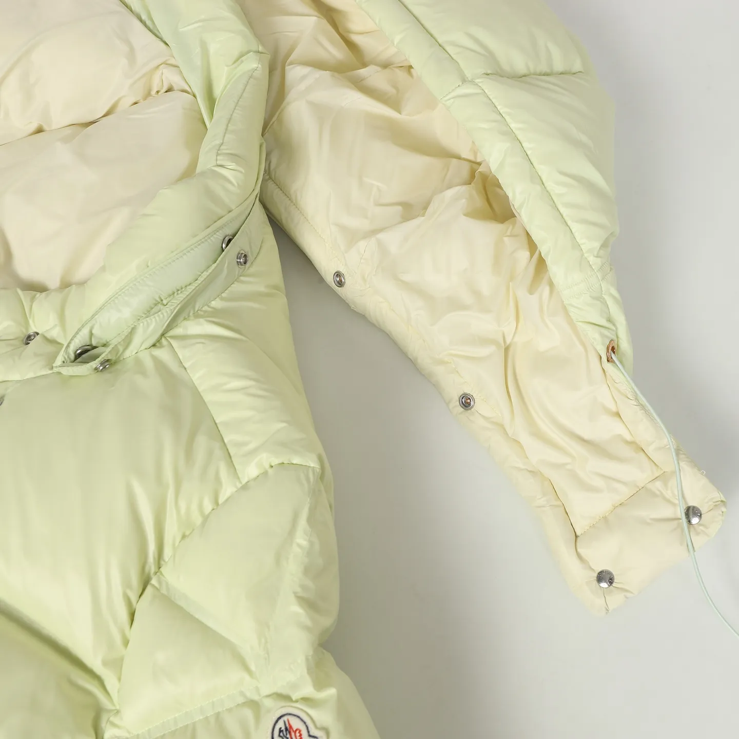 P920 Moncler/Meng Mouth Women's Square Quilted Hooded Short Down Jacket Fabric selection: Selected high-density super laqué nylon fabric, matched with lightweight down filling, and nylon lining design, which ensures excellent thermal performance while showing an avant-garde urban style.  Craftsmanship and details: The short silhouette is paired with innovative super laqué nylon fabric, which presents a unique glossy texture and perfectly blends functionality and fashion. Breakthrough asymmetrical tailoring, with double-button closure system. Three-dimensional geometric quilting technology, creating visual hierarchy through differentiated quilting sizes on the body and sleeves. Detachable and adjustable hood design to meet various dressing needs. Double closure system (zipper + snap button) ensures windproof and warm. Multifunctional storage space: zipper security pocket + snap-button chest pocket. Drawstring hem design, the tightness can be adjusted freely. 90 national standard high-quality white duck down: Selected high-loft down, weighing 210g, light and warm, with excellent temperature locking performance and good resilience.  Accessories: Customized armband Customized snap button Customized zipper puller Color: black/beige/green SIZE: 1/2/3/4