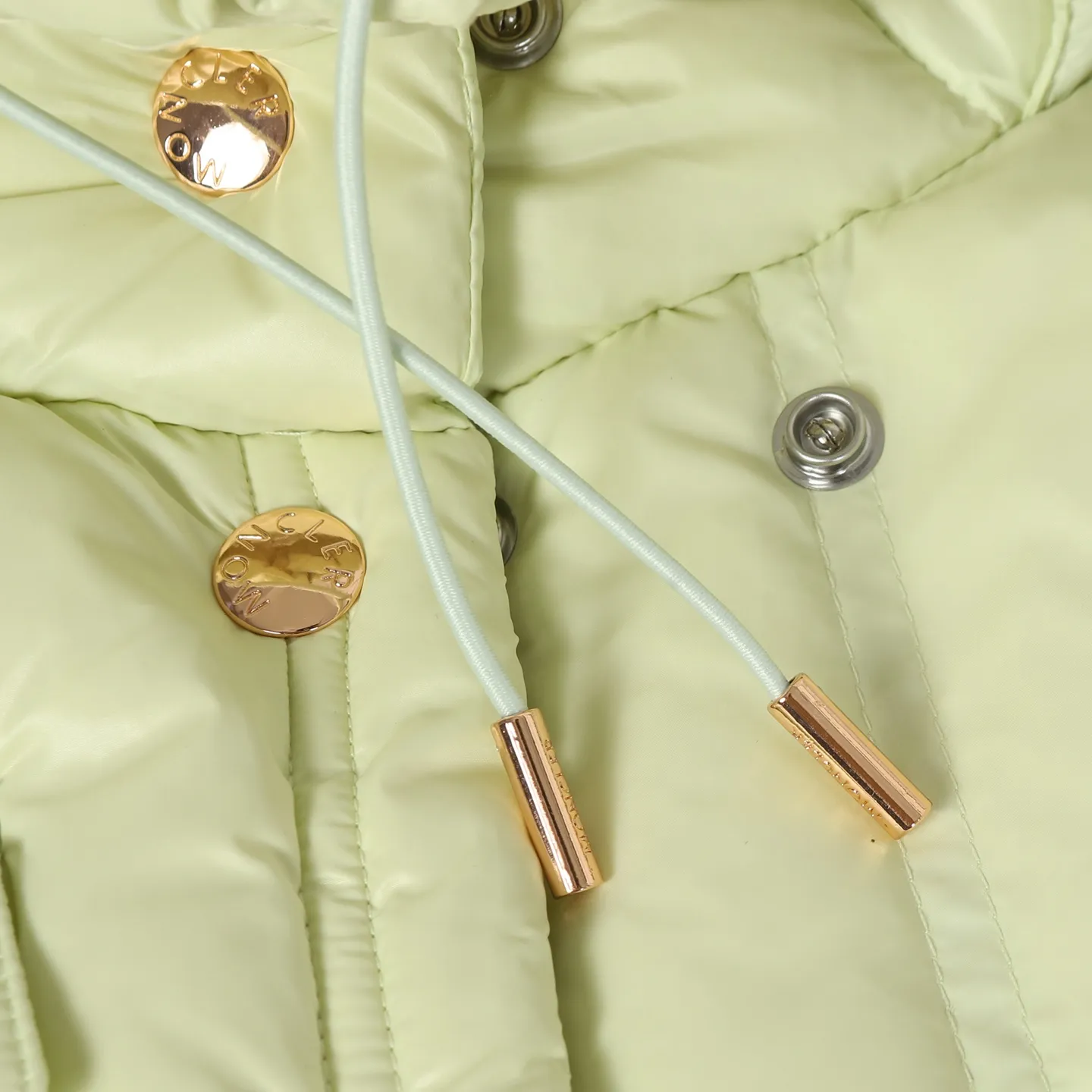 P920 Moncler/Meng Mouth Women's Square Quilted Hooded Short Down Jacket Fabric selection: Selected high-density super laqué nylon fabric, matched with lightweight down filling, and nylon lining design, which ensures excellent thermal performance while showing an avant-garde urban style.  Craftsmanship and details: The short silhouette is paired with innovative super laqué nylon fabric, which presents a unique glossy texture and perfectly blends functionality and fashion. Breakthrough asymmetrical tailoring, with double-button closure system. Three-dimensional geometric quilting technology, creating visual hierarchy through differentiated quilting sizes on the body and sleeves. Detachable and adjustable hood design to meet various dressing needs. Double closure system (zipper + snap button) ensures windproof and warm. Multifunctional storage space: zipper security pocket + snap-button chest pocket. Drawstring hem design, the tightness can be adjusted freely. 90 national standard high-quality white duck down: Selected high-loft down, weighing 210g, light and warm, with excellent temperature locking performance and good resilience.  Accessories: Customized armband Customized snap button Customized zipper puller Color: black/beige/green SIZE: 1/2/3/4