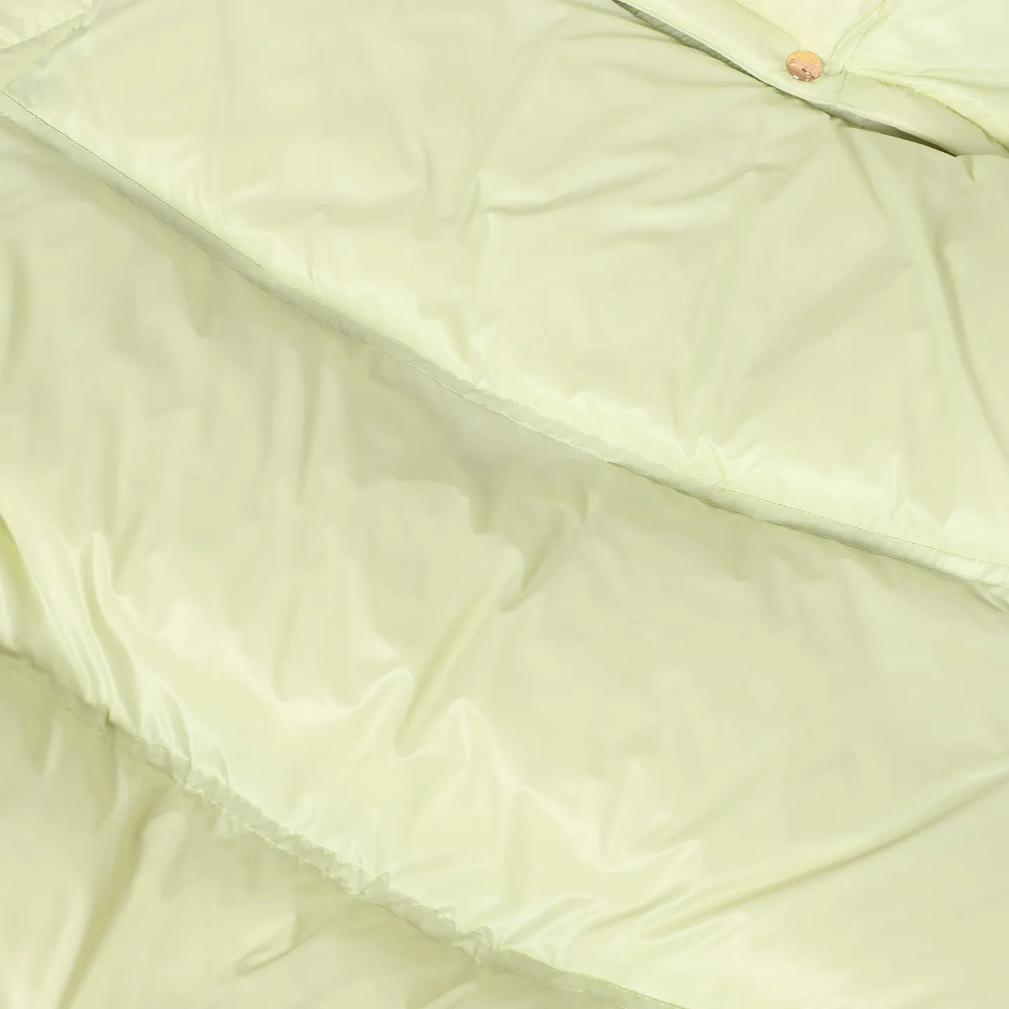 P920 Moncler/Meng Mouth Women's Square Quilted Hooded Short Down Jacket Fabric selection: Selected high-density super laqué nylon fabric, matched with lightweight down filling, and nylon lining design, which ensures excellent thermal performance while showing an avant-garde urban style.  Craftsmanship and details: The short silhouette is paired with innovative super laqué nylon fabric, which presents a unique glossy texture and perfectly blends functionality and fashion. Breakthrough asymmetrical tailoring, with double-button closure system. Three-dimensional geometric quilting technology, creating visual hierarchy through differentiated quilting sizes on the body and sleeves. Detachable and adjustable hood design to meet various dressing needs. Double closure system (zipper + snap button) ensures windproof and warm. Multifunctional storage space: zipper security pocket + snap-button chest pocket. Drawstring hem design, the tightness can be adjusted freely. 90 national standard high-quality white duck down: Selected high-loft down, weighing 210g, light and warm, with excellent temperature locking performance and good resilience.  Accessories: Customized armband Customized snap button Customized zipper puller Color: black/beige/green SIZE: 1/2/3/4