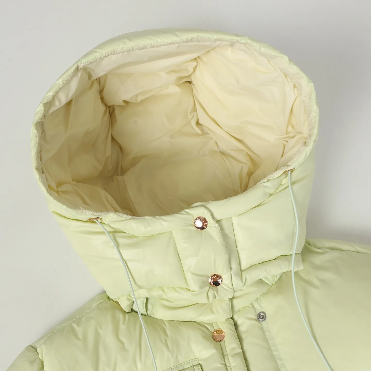 P920 Moncler/Meng Mouth Women's Square Quilted Hooded Short Down Jacket Fabric selection: Selected high-density super laqué nylon fabric, matched with lightweight down filling, and nylon lining design, which ensures excellent thermal performance while showing an avant-garde urban style.  Craftsmanship and details: The short silhouette is paired with innovative super laqué nylon fabric, which presents a unique glossy texture and perfectly blends functionality and fashion. Breakthrough asymmetrical tailoring, with double-button closure system. Three-dimensional geometric quilting technology, creating visual hierarchy through differentiated quilting sizes on the body and sleeves. Detachable and adjustable hood design to meet various dressing needs. Double closure system (zipper + snap button) ensures windproof and warm. Multifunctional storage space: zipper security pocket + snap-button chest pocket. Drawstring hem design, the tightness can be adjusted freely. 90 national standard high-quality white duck down: Selected high-loft down, weighing 210g, light and warm, with excellent temperature locking performance and good resilience.  Accessories: Customized armband Customized snap button Customized zipper puller Color: black/beige/green SIZE: 1/2/3/4