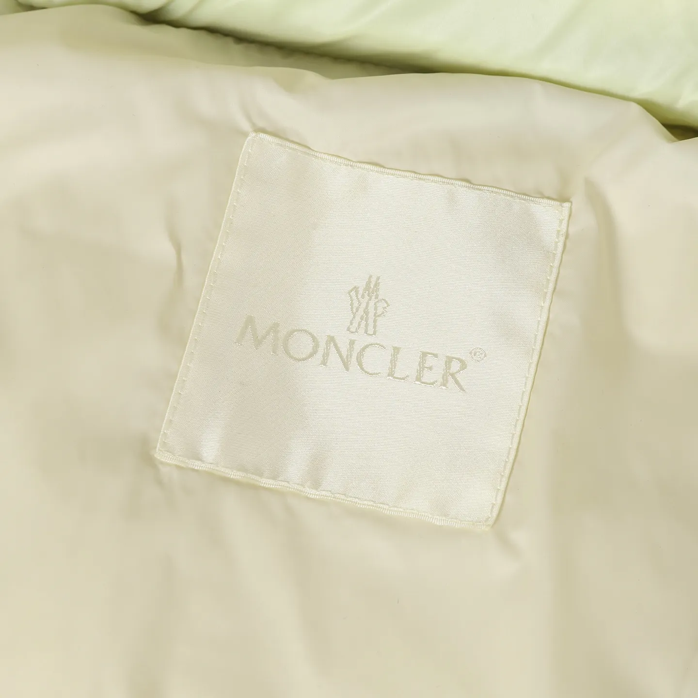 P920 Moncler/Meng Mouth Women's Square Quilted Hooded Short Down Jacket Fabric selection: Selected high-density super laqué nylon fabric, matched with lightweight down filling, and nylon lining design, which ensures excellent thermal performance while showing an avant-garde urban style.  Craftsmanship and details: The short silhouette is paired with innovative super laqué nylon fabric, which presents a unique glossy texture and perfectly blends functionality and fashion. Breakthrough asymmetrical tailoring, with double-button closure system. Three-dimensional geometric quilting technology, creating visual hierarchy through differentiated quilting sizes on the body and sleeves. Detachable and adjustable hood design to meet various dressing needs. Double closure system (zipper + snap button) ensures windproof and warm. Multifunctional storage space: zipper security pocket + snap-button chest pocket. Drawstring hem design, the tightness can be adjusted freely. 90 national standard high-quality white duck down: Selected high-loft down, weighing 210g, light and warm, with excellent temperature locking performance and good resilience.  Accessories: Customized armband Customized snap button Customized zipper puller Color: black/beige/green SIZE: 1/2/3/4