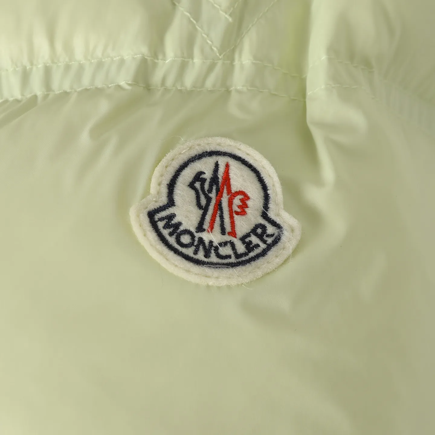 P920 Moncler/Meng Mouth Women's Square Quilted Hooded Short Down Jacket Fabric selection: Selected high-density super laqué nylon fabric, matched with lightweight down filling, and nylon lining design, which ensures excellent thermal performance while showing an avant-garde urban style.  Craftsmanship and details: The short silhouette is paired with innovative super laqué nylon fabric, which presents a unique glossy texture and perfectly blends functionality and fashion. Breakthrough asymmetrical tailoring, with double-button closure system. Three-dimensional geometric quilting technology, creating visual hierarchy through differentiated quilting sizes on the body and sleeves. Detachable and adjustable hood design to meet various dressing needs. Double closure system (zipper + snap button) ensures windproof and warm. Multifunctional storage space: zipper security pocket + snap-button chest pocket. Drawstring hem design, the tightness can be adjusted freely. 90 national standard high-quality white duck down: Selected high-loft down, weighing 210g, light and warm, with excellent temperature locking performance and good resilience.  Accessories: Customized armband Customized snap button Customized zipper puller Color: black/beige/green SIZE: 1/2/3/4