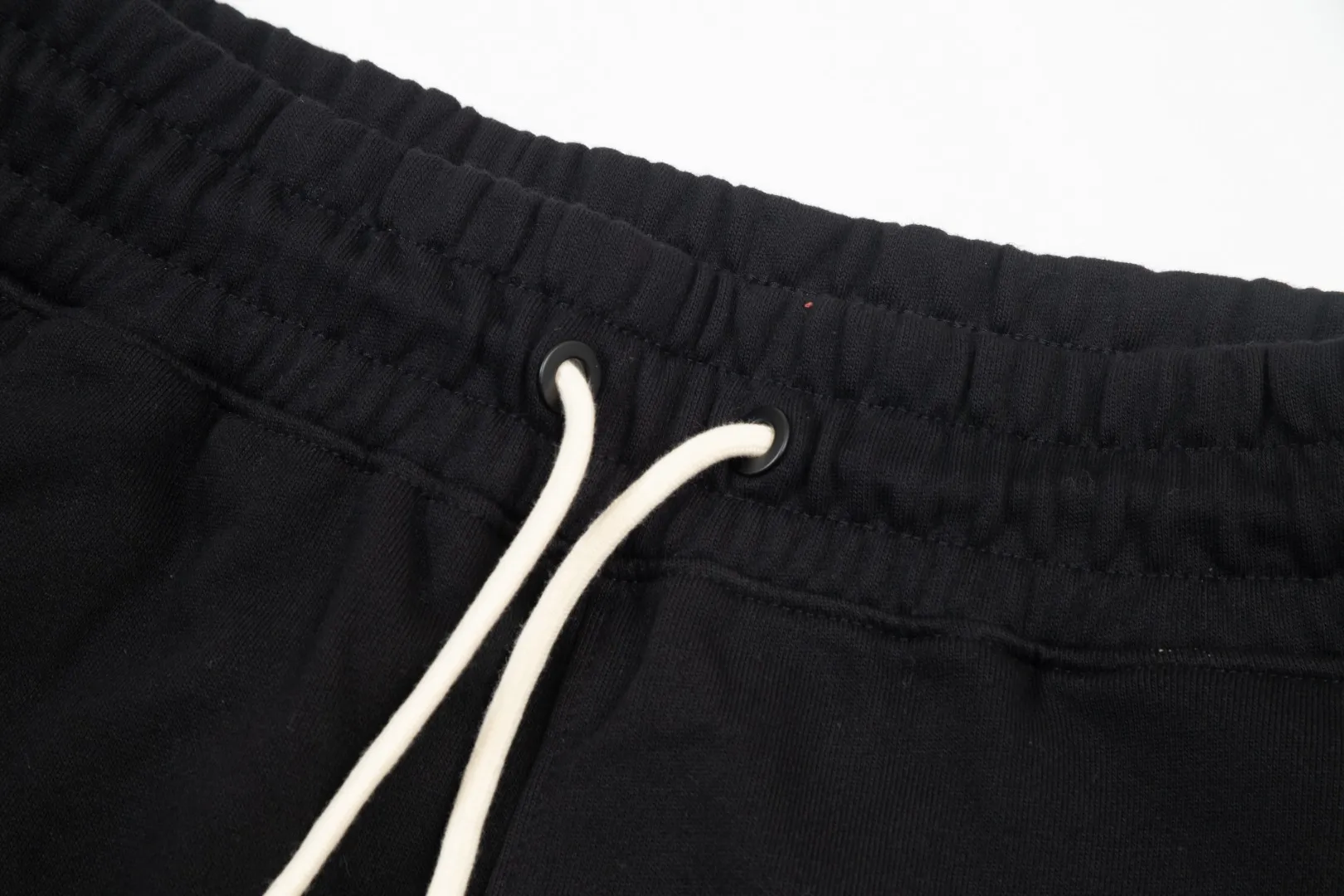 P230 top version, different currency) ✨Moncler SS show style, slim lines, simple printed letter Logo trendy shorts for men and women, compatible with all body types, black and white drawstring design on the waist elastic band, custom drawstring pockets with diagonal pocket design on both sides, and a small pocket at the rear. Color: black gray Size S-XL