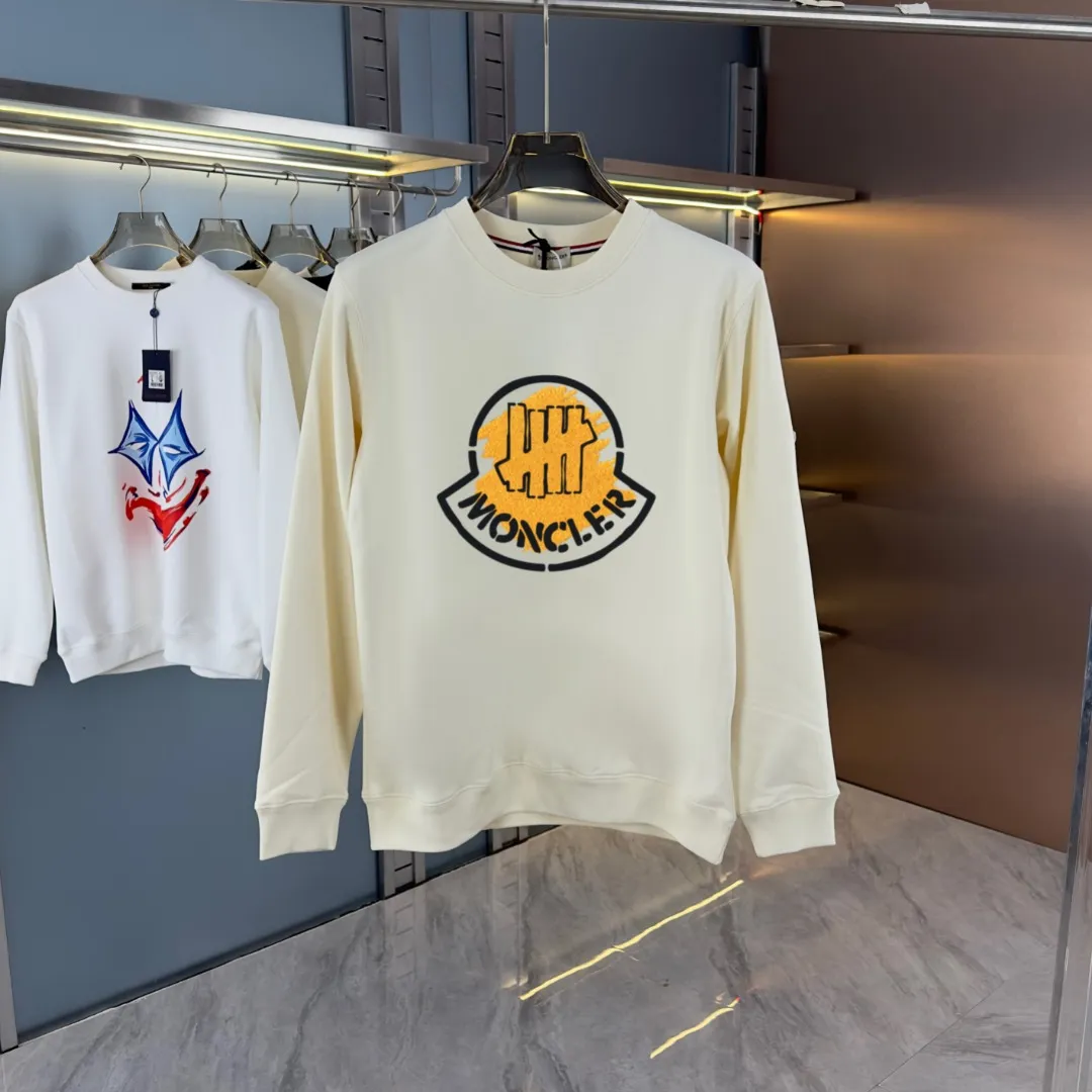 P210 high version sweatshirt) 📦With exclusive picture packaging📦 [Long-term ready stock] Upgraded version "Mobile phone smart sensor ~ NFC chip armband ~ Direct access to the official website anti-counterfeiting" 〖 𝐌𝐎𝐍𝐂𝐋𝐄𝐑 ~ Mouth covering〗 2025 new high quality, using 450g heavyweight fabric Different from the market currency, you can mix and match everything at will and you will be handsome😎The whole clothes is made of double waistcoats. The double waistcoats make the whole dress more three-dimensional. It is not an ordinary factory that can do such fine work. 2025 autumn and winter new style, on sale at the counter, exquisite printed round neck terry sweatshirt. High-end double-ply cotton. Customized stretch ribs are dyed in the same vat. Three standards are complete. It is matched with digital printing patterns and is very breathable. Same style for men and women. Color: black, white, apricot. Size: S M L XL 2XL