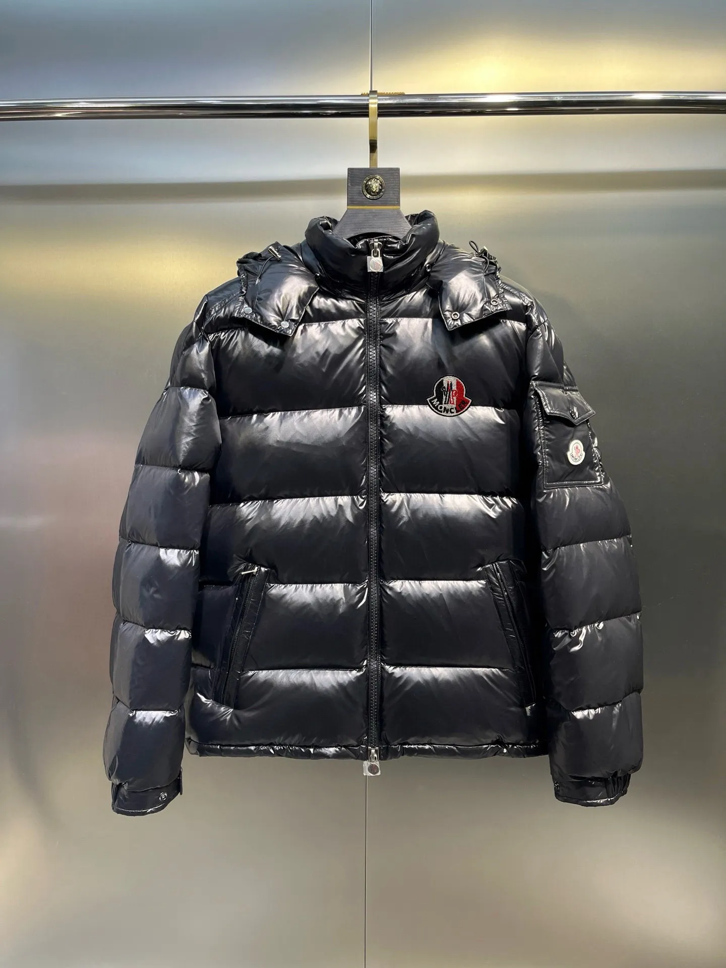 P780 MONCLER Meng Maya Down Jacket: Color/Black Size: M. L. Zipper pendant with custom logo Fabric: 400D bright nylon, anti-fouling, anti-wrinkle, waterproof and windproof, very wear-resistant, breathable and comfortable.           Embroidery: Straight lines, smooth curves, dense and neat stitches, no jagged edges, flat embroidery surface, no skewed threads, consistent stitch length, no bottom exposed, no overlap, smooth embroidery surface, no ink marks and other stains. Advanced imported embroidery machines are used to ensure embroidery quality.