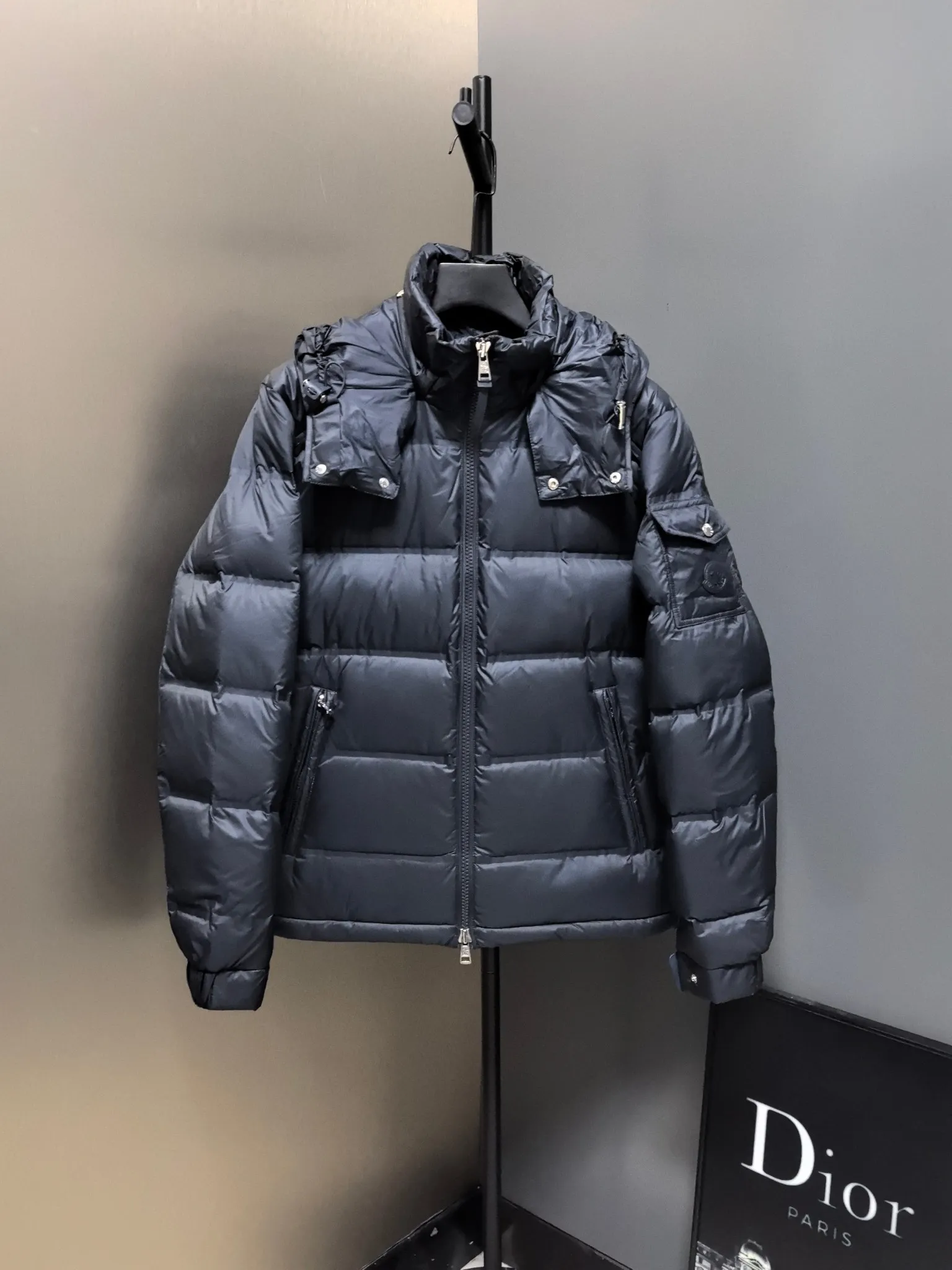 P1040 ⬆️❤️🆕𝑴𝒐𝒏𝒄𝒍𝒆𝒓｜Moncler 𝟮𝟬𝟮5 new autumn and winter products｜Matte New Maya Down Jacket Original 1:1 customized hardware accessories all imported original customization Welcome to compare at the counter Absolutely high quality Use top 90 white goose down Super soft The feathers are fluffy and plump. Super heavy-duty. The fabric is well-made and has a perfect fit. Note: the fabric is super comfortable. Exclusive model. Non-market product. Same style for men and women. Color: black, navy blue, off-white. Size: 1-5
