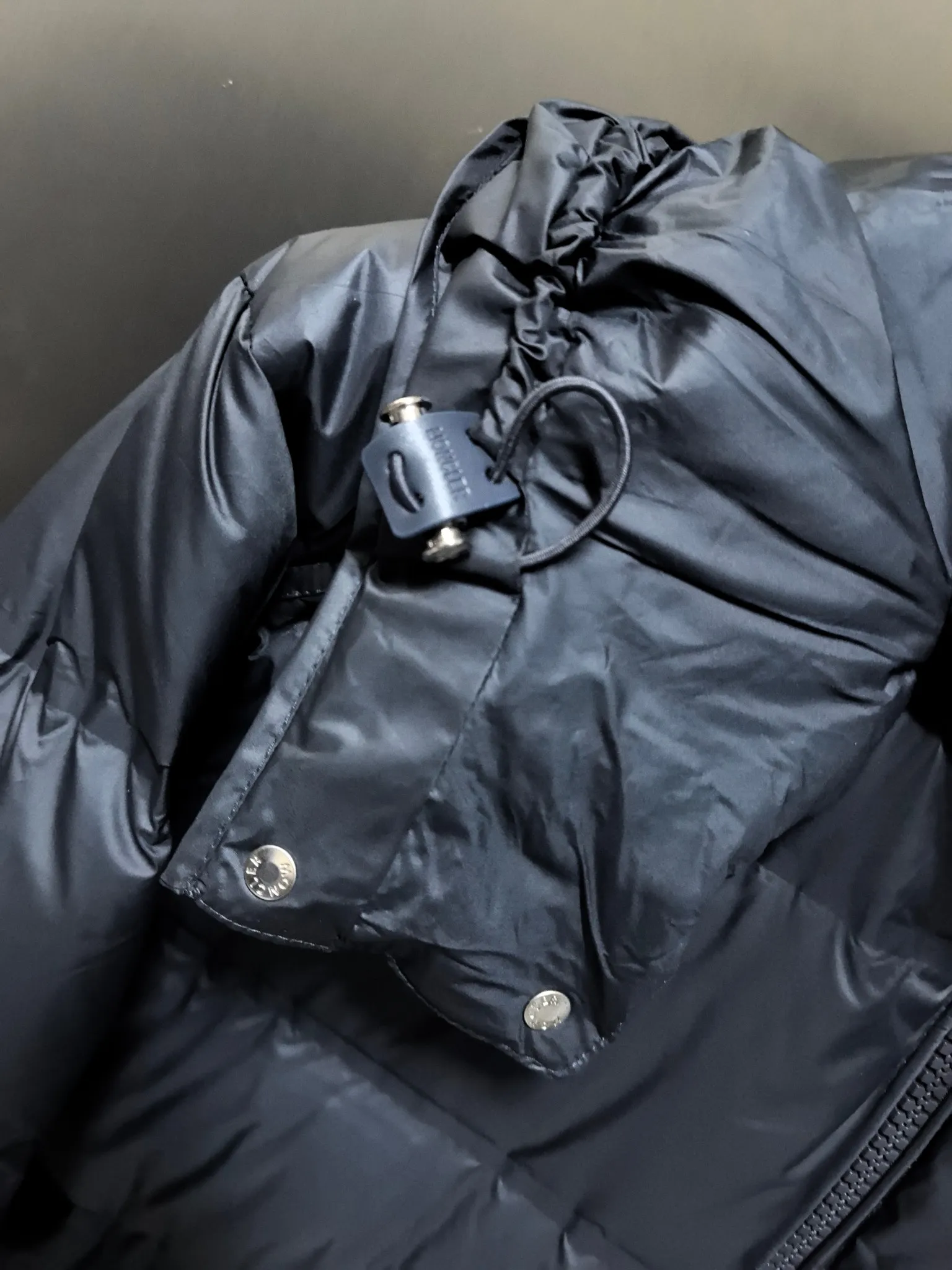 P1040 ⬆️❤️🆕𝑴𝒐𝒏𝒄𝒍𝒆𝒓｜Moncler 𝟮𝟬𝟮5 new autumn and winter products｜Matte New Maya Down Jacket Original 1:1 customized hardware accessories all imported original customization Welcome to compare at the counter Absolutely high quality Use top 90 white goose down Super soft The feathers are fluffy and plump. Super heavy-duty. The fabric is well-made and has a perfect fit. Note: the fabric is super comfortable. Exclusive model. Non-market product. Same style for men and women. Color: black, navy blue, off-white. Size: 1-5