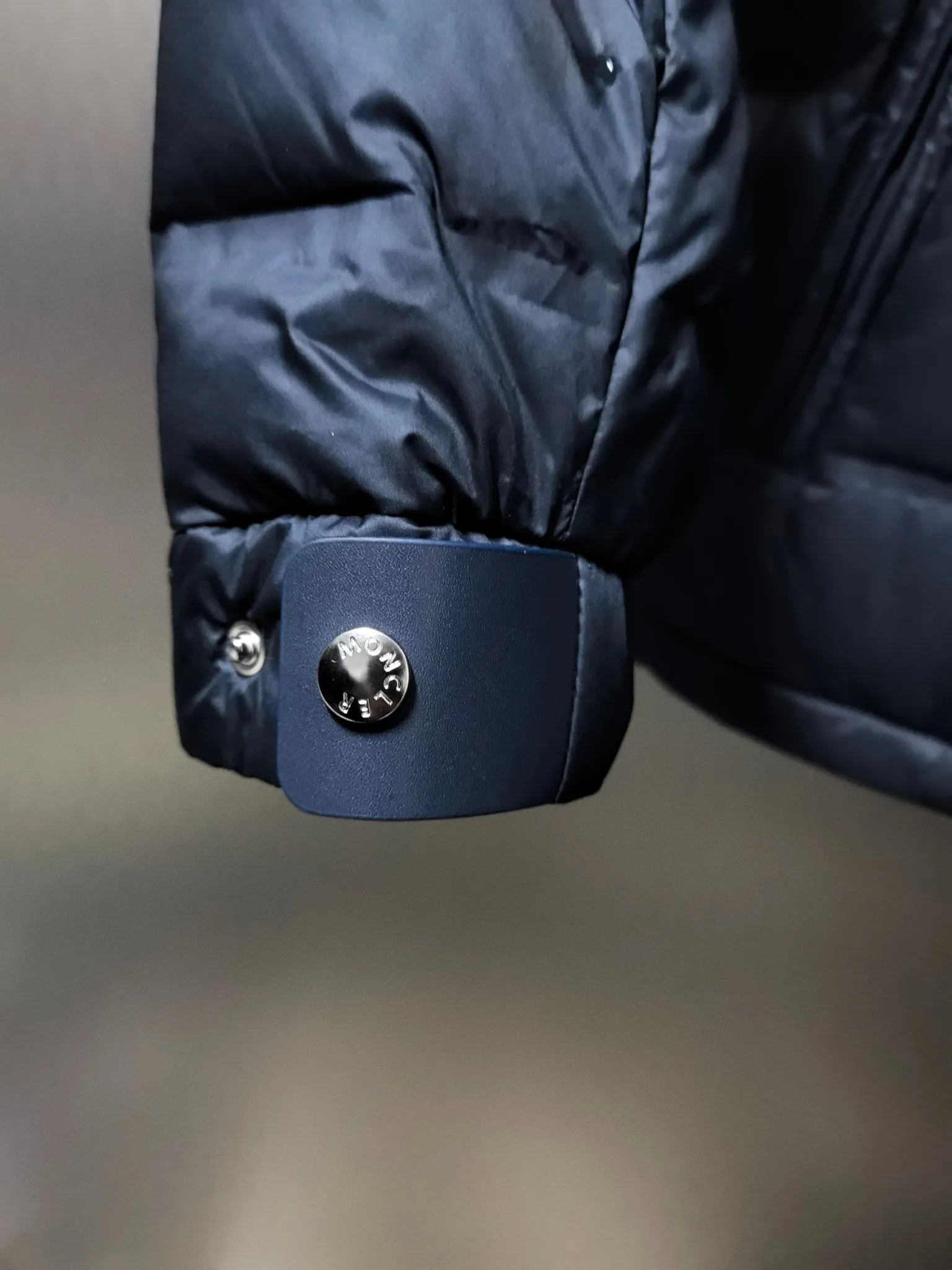 P1040 ⬆️❤️🆕𝑴𝒐𝒏𝒄𝒍𝒆𝒓｜Moncler 𝟮𝟬𝟮5 new autumn and winter products｜Matte New Maya Down Jacket Original 1:1 customized hardware accessories all imported original customization Welcome to compare at the counter Absolutely high quality Use top 90 white goose down Super soft The feathers are fluffy and plump. Super heavy-duty. The fabric is well-made and has a perfect fit. Note: the fabric is super comfortable. Exclusive model. Non-market product. Same style for men and women. Color: black, navy blue, off-white. Size: 1-5