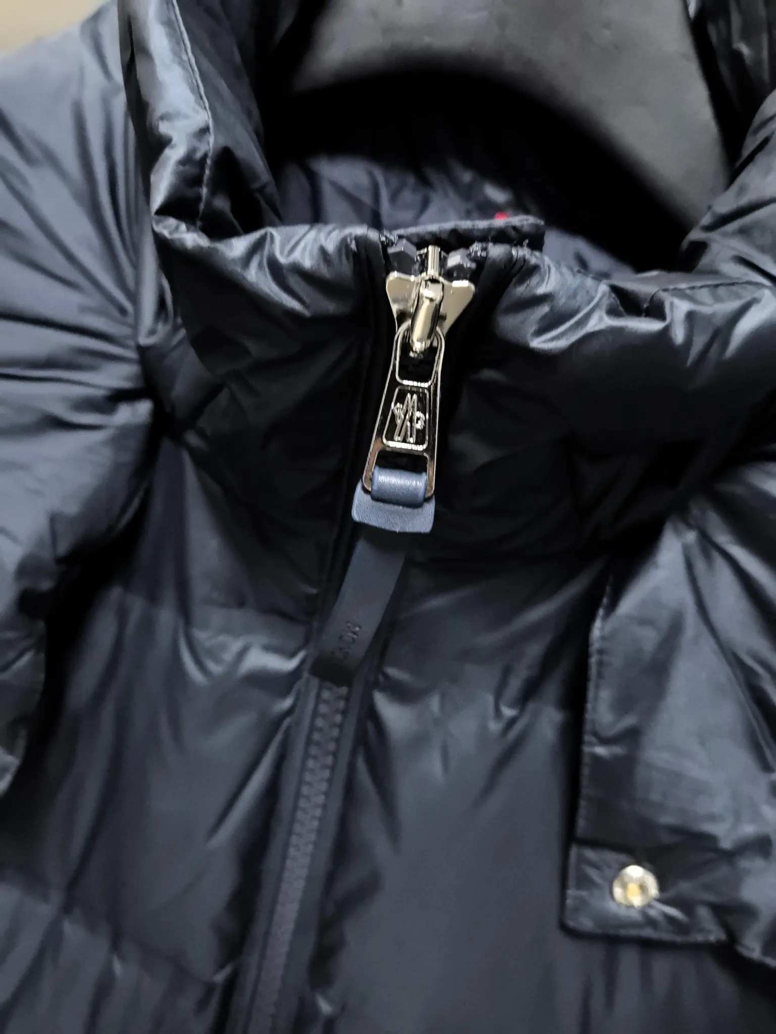 P1040 ⬆️❤️🆕𝑴𝒐𝒏𝒄𝒍𝒆𝒓｜Moncler 𝟮𝟬𝟮5 new autumn and winter products｜Matte New Maya Down Jacket Original 1:1 customized hardware accessories all imported original customization Welcome to compare at the counter Absolutely high quality Use top 90 white goose down Super soft The feathers are fluffy and plump. Super heavy-duty. The fabric is well-made and has a perfect fit. Note: the fabric is super comfortable. Exclusive model. Non-market product. Same style for men and women. Color: black, navy blue, off-white. Size: 1-5