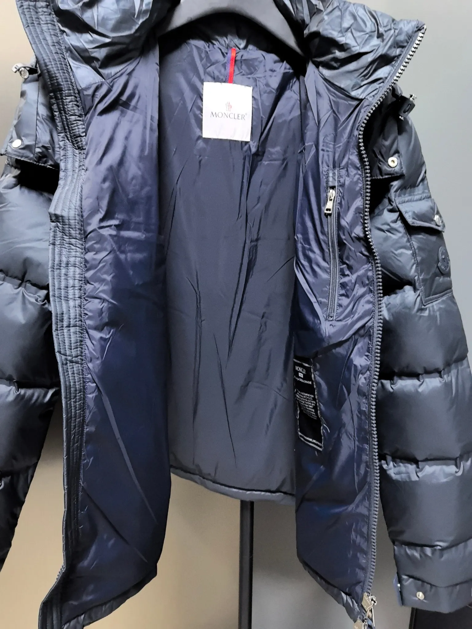 P1040 ⬆️❤️🆕𝑴𝒐𝒏𝒄𝒍𝒆𝒓｜Moncler 𝟮𝟬𝟮5 new autumn and winter products｜Matte New Maya Down Jacket Original 1:1 customized hardware accessories all imported original customization Welcome to compare at the counter Absolutely high quality Use top 90 white goose down Super soft The feathers are fluffy and plump. Super heavy-duty. The fabric is well-made and has a perfect fit. Note: the fabric is super comfortable. Exclusive model. Non-market product. Same style for men and women. Color: black, navy blue, off-white. Size: 1-5
