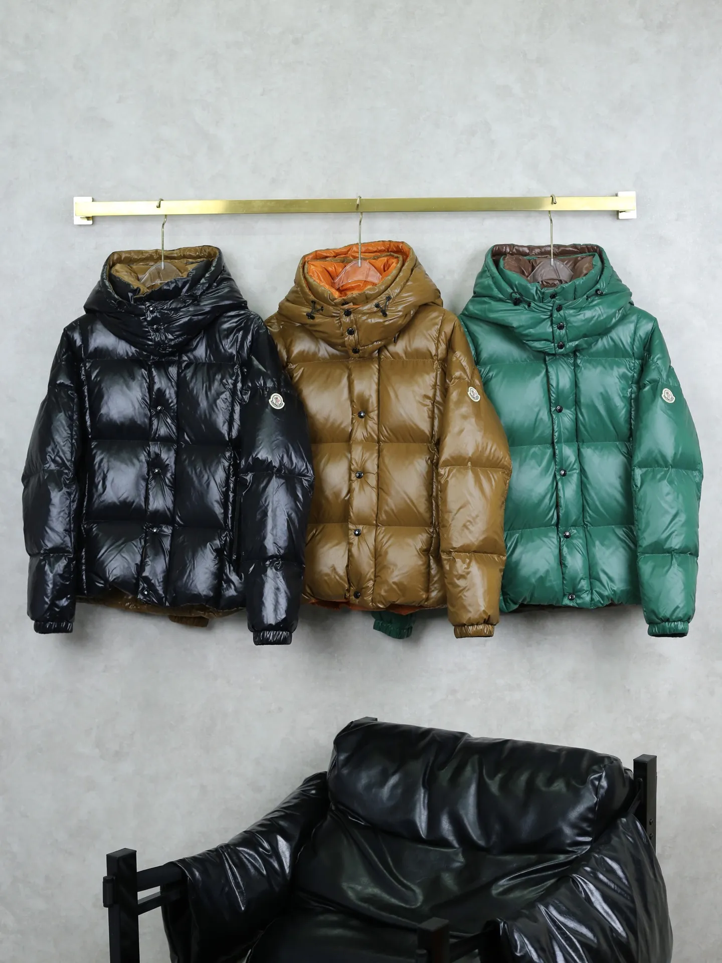 P960 Moncler/Moncler PARANA's new three-color rich down jacket, classic and golden. Moncler's autumn and winter series aims to transcend seasons, trends and generations. The collection perfectly blends the brand's signature alpine luxury with modern streetwear influences, striking the perfect balance between timeless elegance and a modern edge.  As soon as I saw this Moncler Parana down jacket, I was struck by its high-end colors!  This light brown is a very elegant color in the earth tones. It also has a fashionable name - "Maillard" color. Wearing it in autumn and winter simply comes with its own advanced filter! ✨ Parana stands out with its shiny patented nylon fabric. The detachable hood design adds practicality and keeps you warm when it’s cold. When it’s warmer, removing the hood adds another style. It is an investment item that can enhance your clothing and temperament. It takes into account temperature, style and practicality, making it an indispensable fashionable weapon in this autumn and winter.