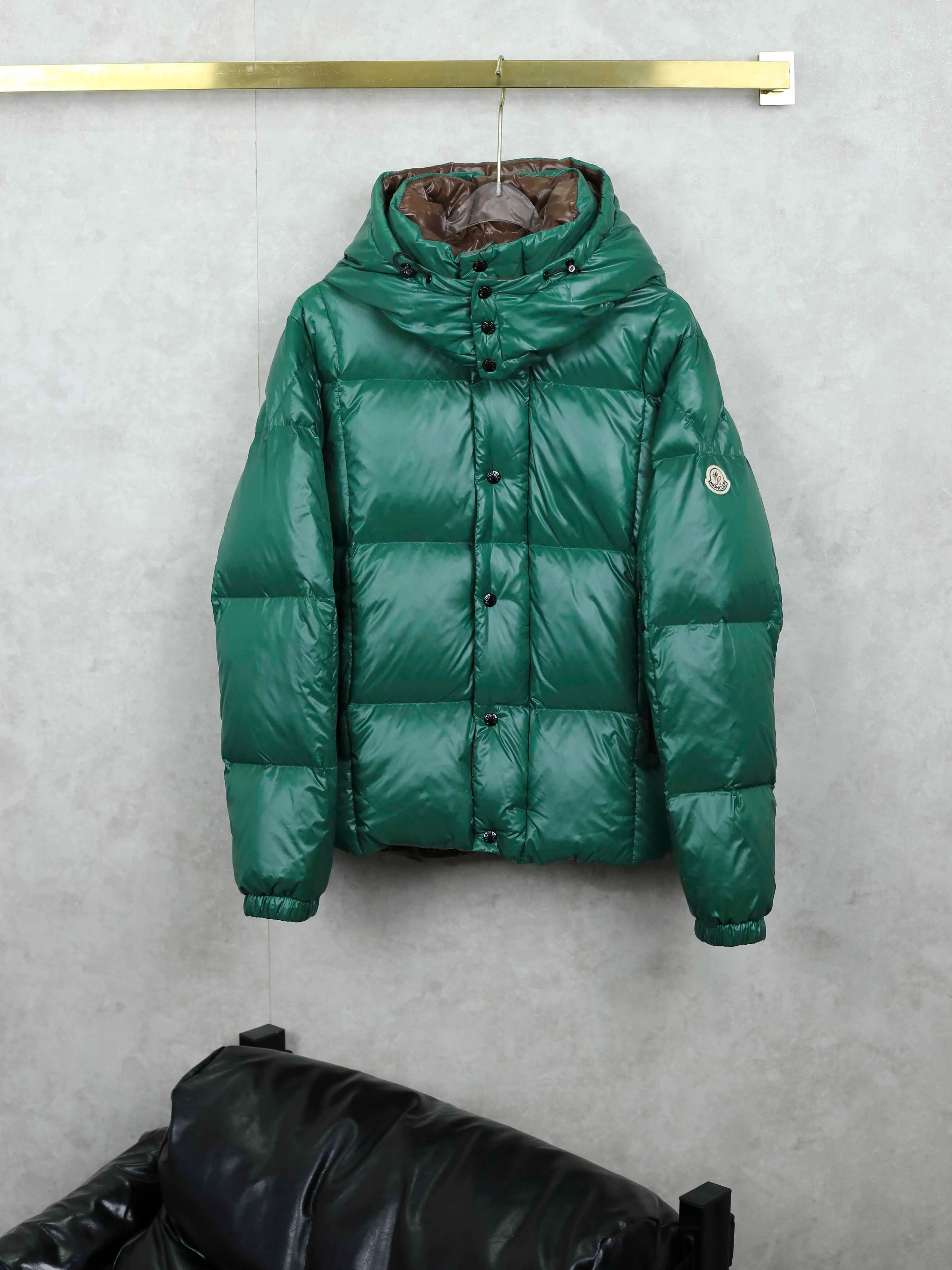 P960 Moncler/Moncler PARANA's new three-color rich down jacket, classic and golden. Moncler's autumn and winter series aims to transcend seasons, trends and generations. The collection perfectly blends the brand's signature alpine luxury with modern streetwear influences, striking the perfect balance between timeless elegance and a modern edge.  As soon as I saw this Moncler Parana down jacket, I was struck by its high-end colors!  This light brown is a very elegant color in the earth tones. It also has a fashionable name - "Maillard" color. Wearing it in autumn and winter simply comes with its own advanced filter! ✨ Parana stands out with its shiny patented nylon fabric. The detachable hood design adds practicality and keeps you warm when it’s cold. When it’s warmer, removing the hood adds another style. It is an investment item that can enhance your clothing and temperament. It takes into account temperature, style and practicality, making it an indispensable fashionable weapon in this autumn and winter.