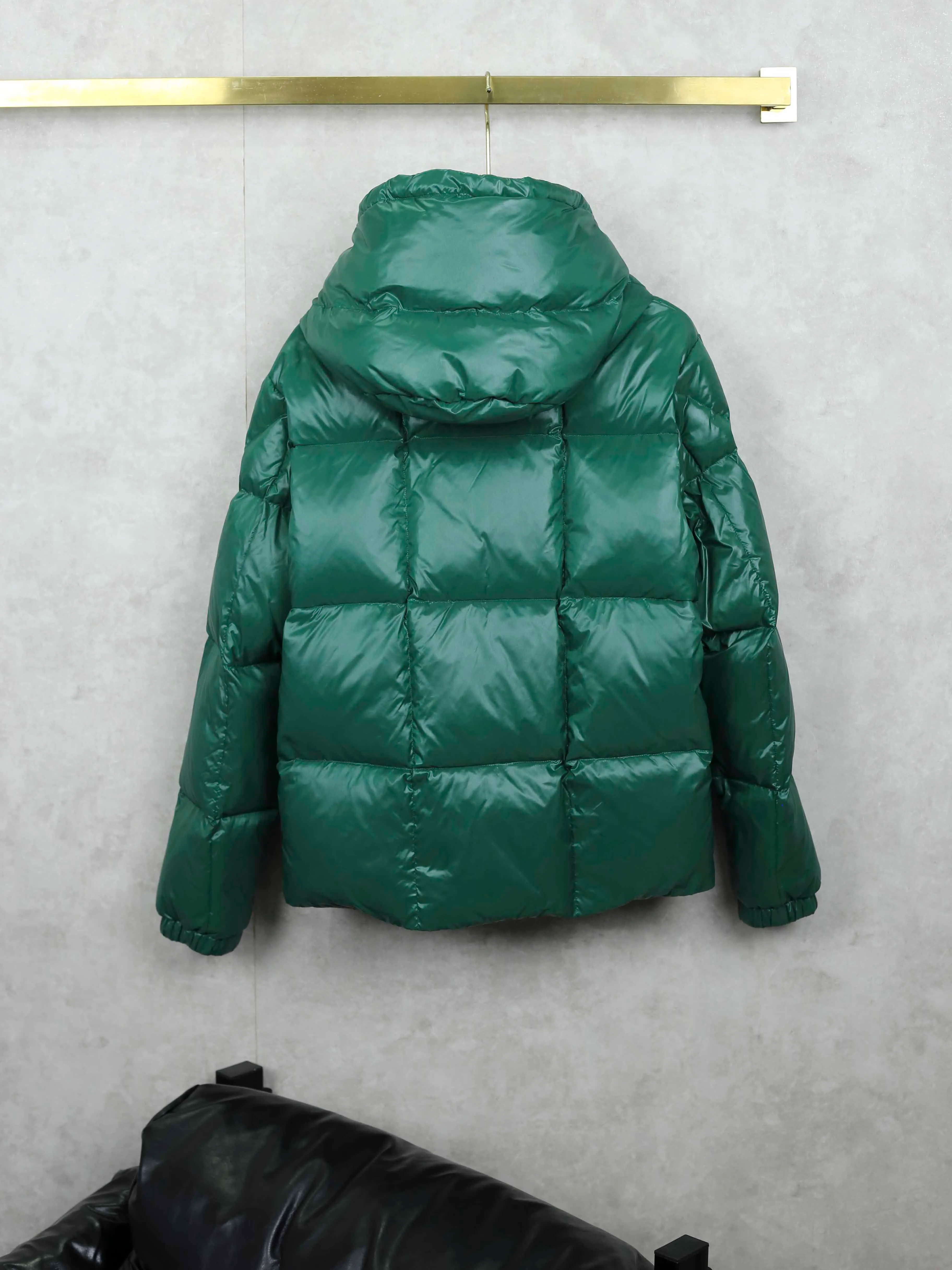 P960 Moncler/Moncler PARANA's new three-color rich down jacket, classic and golden. Moncler's autumn and winter series aims to transcend seasons, trends and generations. The collection perfectly blends the brand's signature alpine luxury with modern streetwear influences, striking the perfect balance between timeless elegance and a modern edge.  As soon as I saw this Moncler Parana down jacket, I was struck by its high-end colors!  This light brown is a very elegant color in the earth tones. It also has a fashionable name - "Maillard" color. Wearing it in autumn and winter simply comes with its own advanced filter! ✨ Parana stands out with its shiny patented nylon fabric. The detachable hood design adds practicality and keeps you warm when it’s cold. When it’s warmer, removing the hood adds another style. It is an investment item that can enhance your clothing and temperament. It takes into account temperature, style and practicality, making it an indispensable fashionable weapon in this autumn and winter.