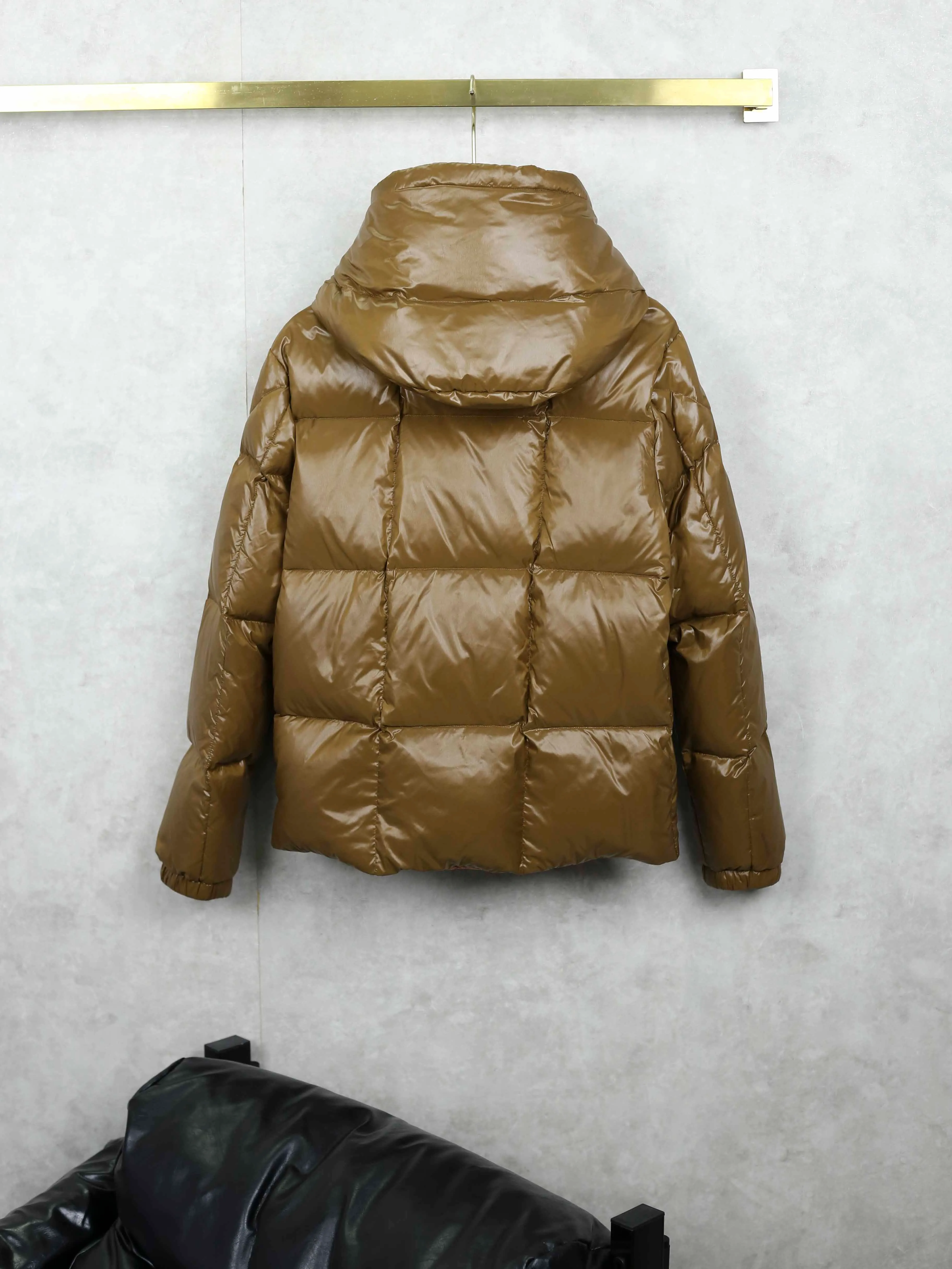P960 Moncler/Moncler PARANA's new three-color rich down jacket, classic and golden. Moncler's autumn and winter series aims to transcend seasons, trends and generations. The collection perfectly blends the brand's signature alpine luxury with modern streetwear influences, striking the perfect balance between timeless elegance and a modern edge.  As soon as I saw this Moncler Parana down jacket, I was struck by its high-end colors!  This light brown is a very elegant color in the earth tones. It also has a fashionable name - "Maillard" color. Wearing it in autumn and winter simply comes with its own advanced filter! ✨ Parana stands out with its shiny patented nylon fabric. The detachable hood design adds practicality and keeps you warm when it’s cold. When it’s warmer, removing the hood adds another style. It is an investment item that can enhance your clothing and temperament. It takes into account temperature, style and practicality, making it an indispensable fashionable weapon in this autumn and winter.